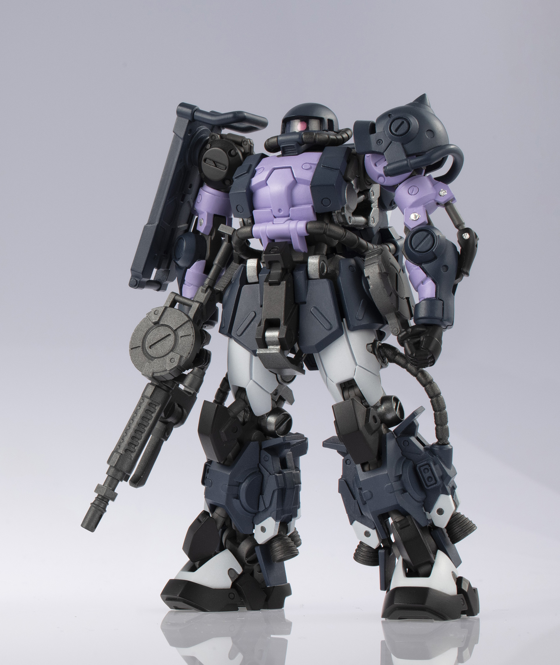 「ガンダムアーティファクトPRO フルアーマー・ガンダム」(上)、「ガンダムアーティファクトPRO 高機動型ザクII(黒い三連星仕様)」(下)。独特のアレンジ、フレームに金属パーツを組み込んだ可動フィギュアの本商品の魅力に迫ってみた