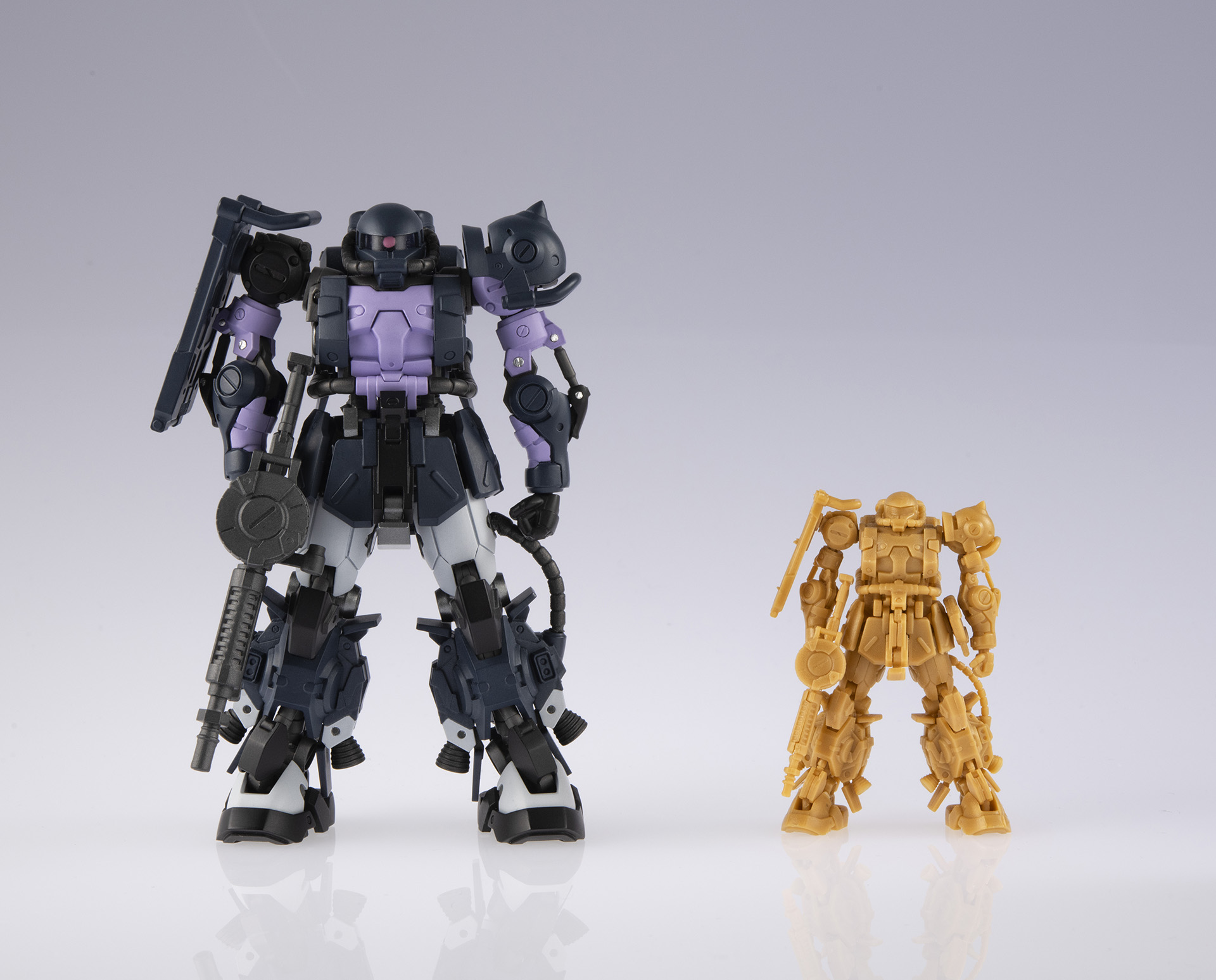 「ガンダムアーティファクトPRO」は「ガンダムアーティファクト」から全高100mmにサイズアップ、シルエットもマッシブになるなど、デザインコンセプトは変えずに、可動フィギュアとして設計されている