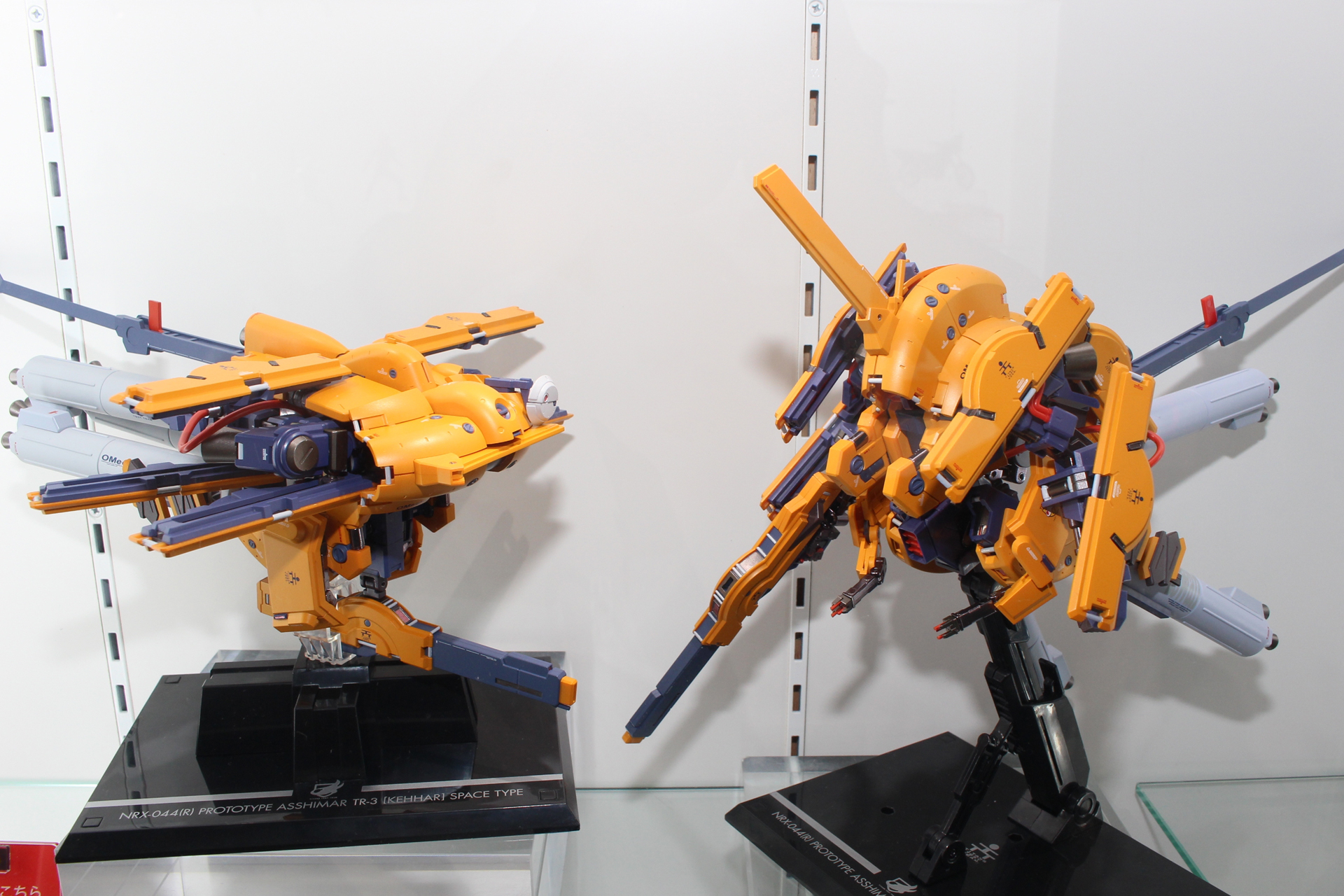 宇宙仕様のキハールがアクションフィギュアに。左がMA形態、右がMS形態となる
