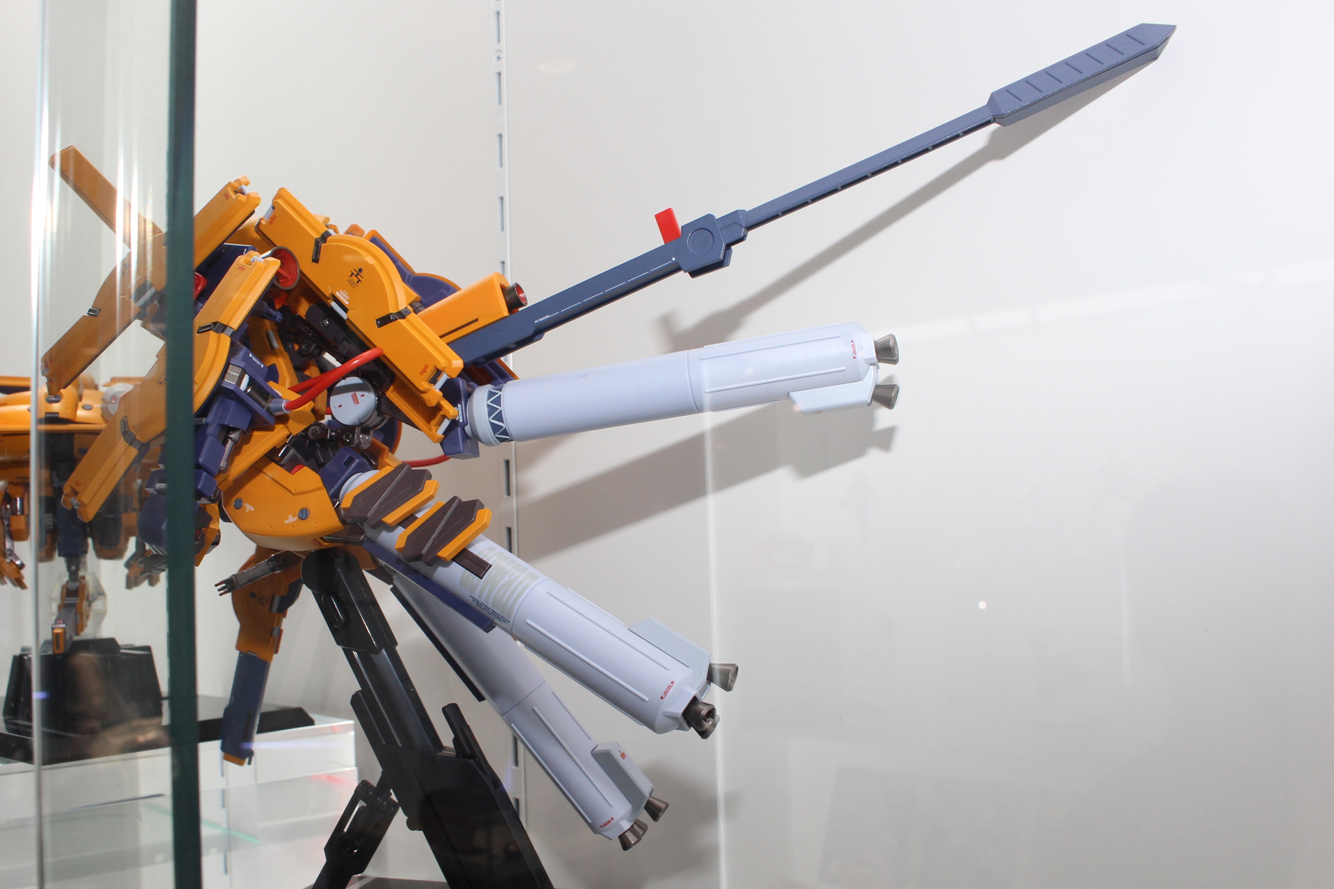 機体の背面から下側にかけて推進ユニットが装備されている