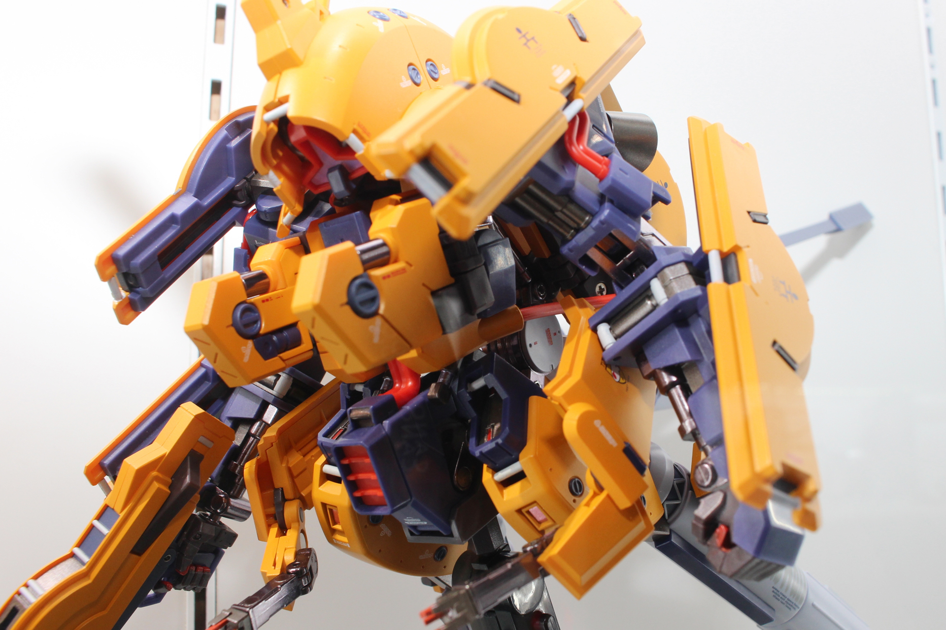 METAL ROBOT魂らしく、関節各所には金属パーツが見られる