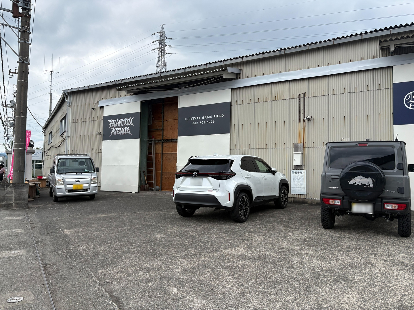倉庫型の店舗で、左の入口から店内に入る