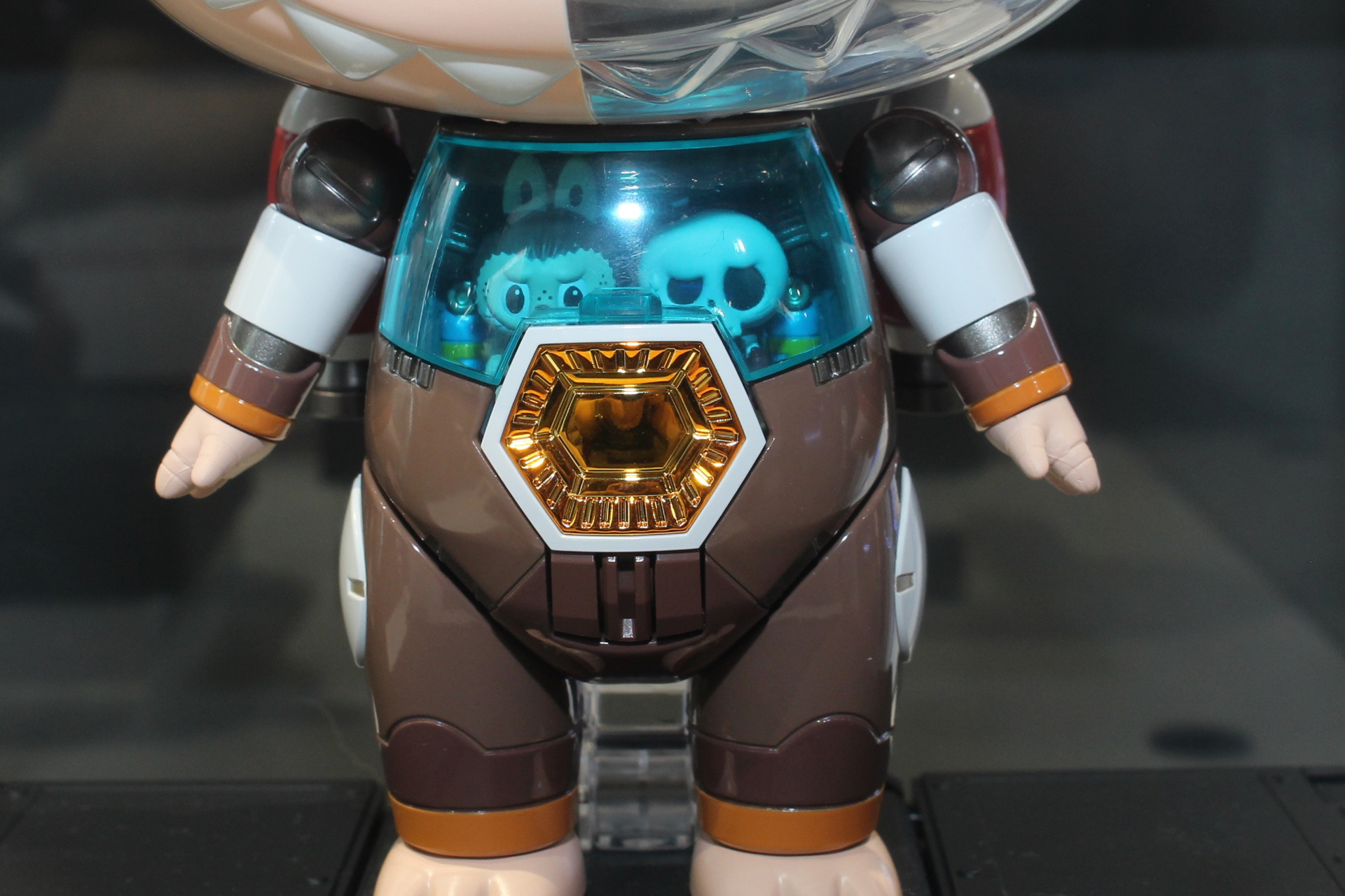 ミニLABUBU2体とミニTYCOCOが付属し、搭乗が可能