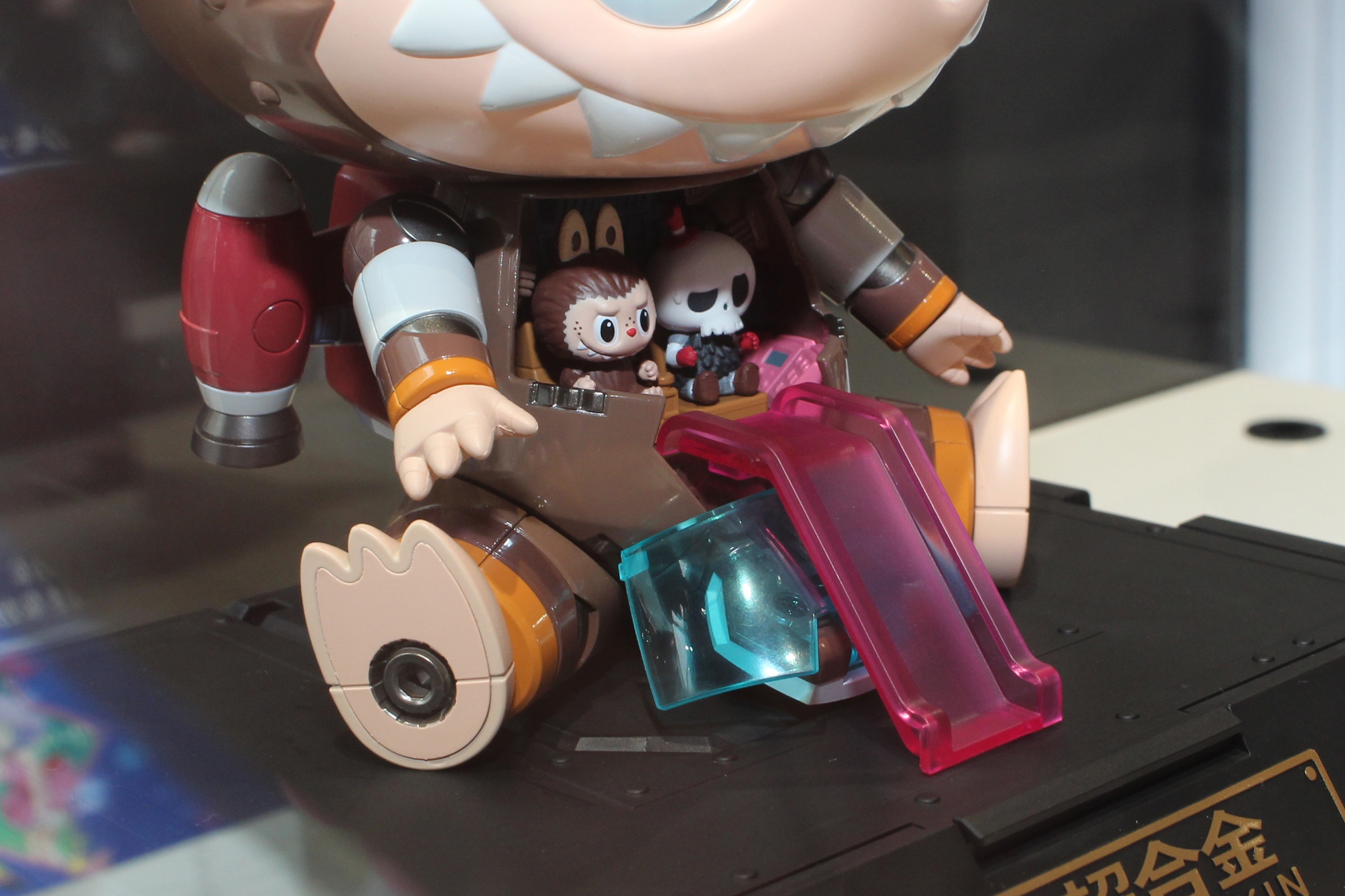 コクピットはキャノピーが外れ、滑り台をセットできる