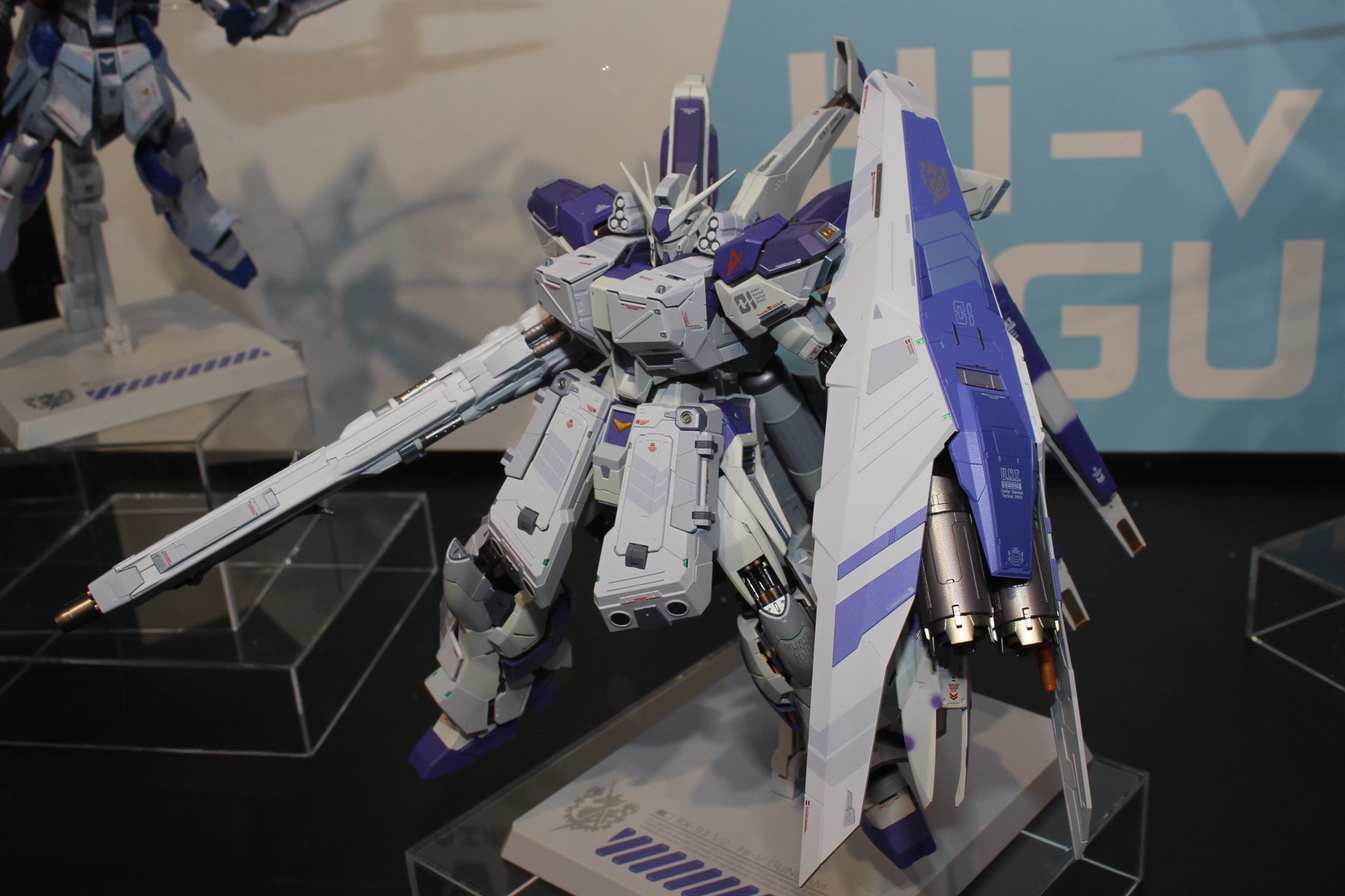 重装甲を身にまとった、フルアーマーHi-νガンダムという面持ちに
