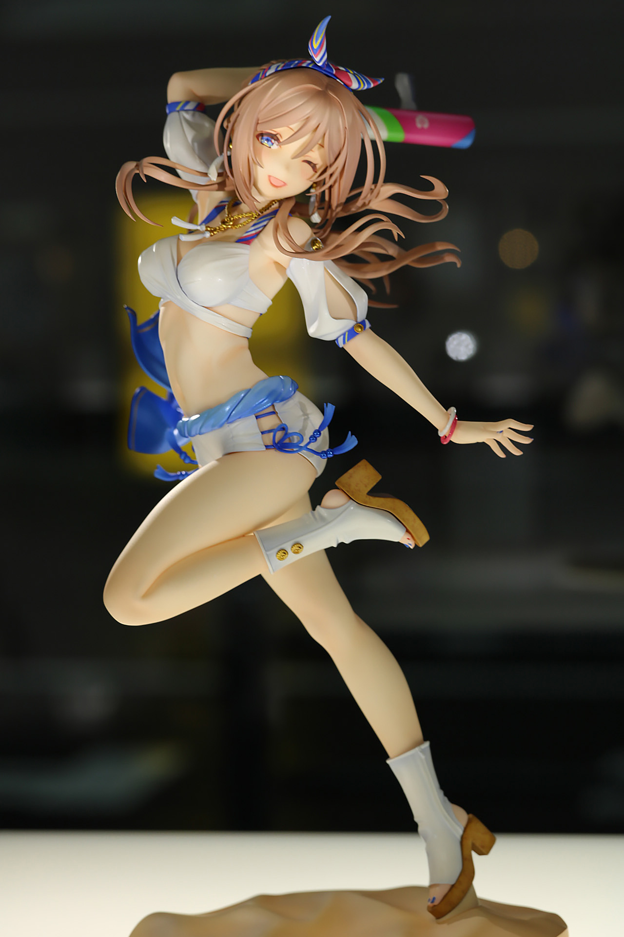 夏を感じさせる眩しい衣装姿