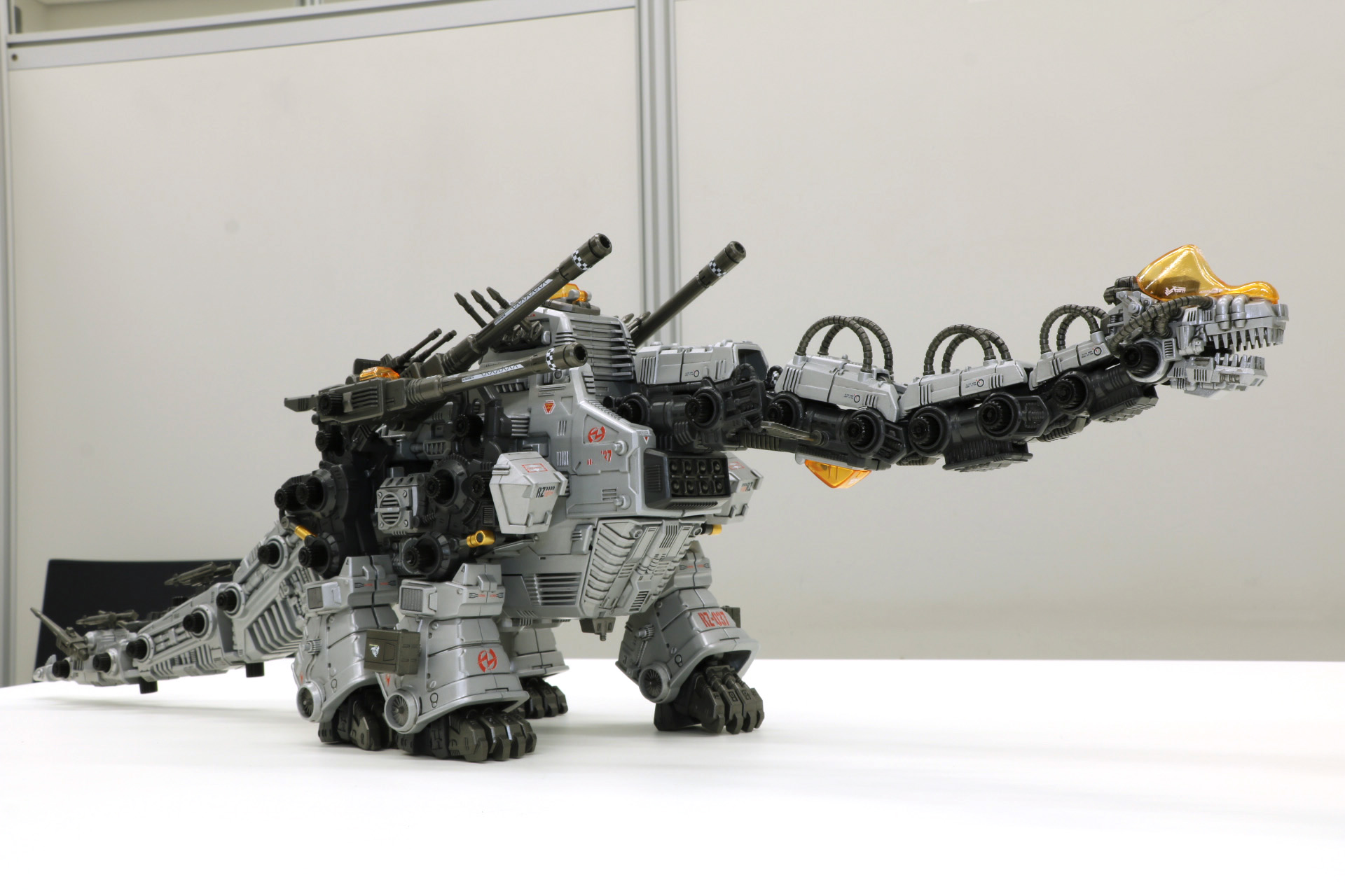 「AZ-17 ウルトラザウルス」本体だけでも首を下した動きが可能