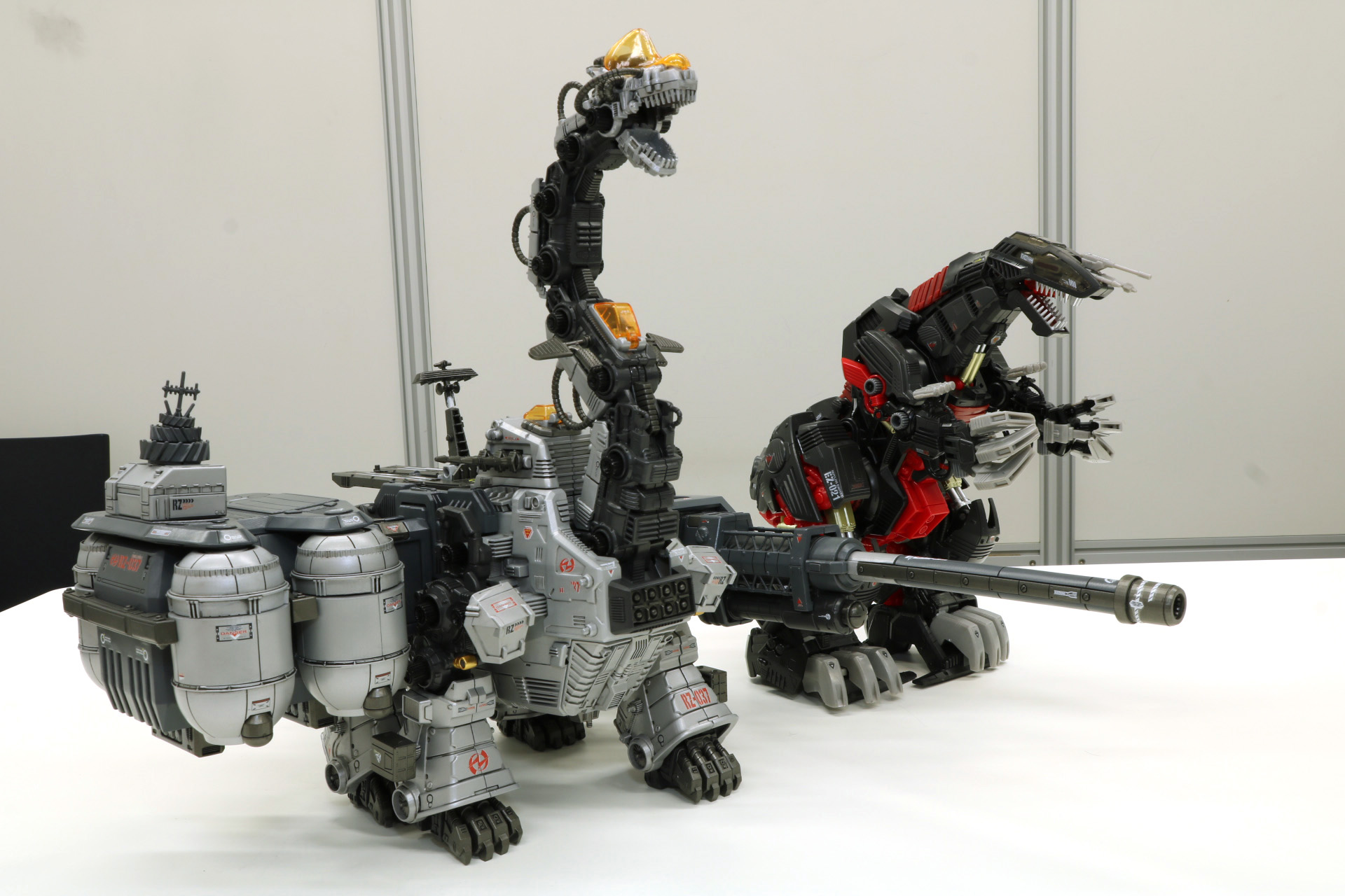 「AZ-07 デスザウラー」（奥）と比較