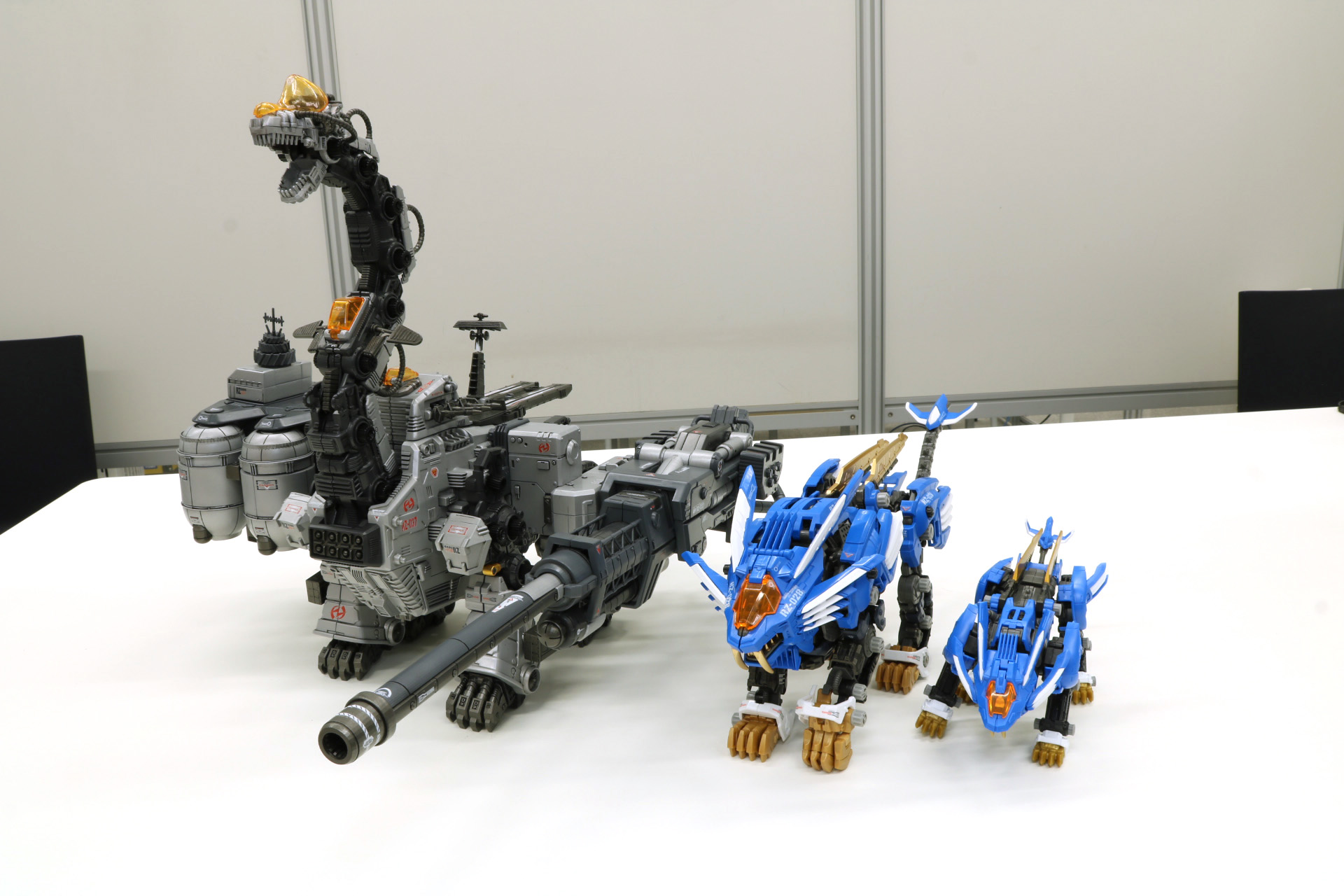 「AZ-01 ブレードライガー」（中央）、「RMZ-001 ブレードライガー」（右）と比較