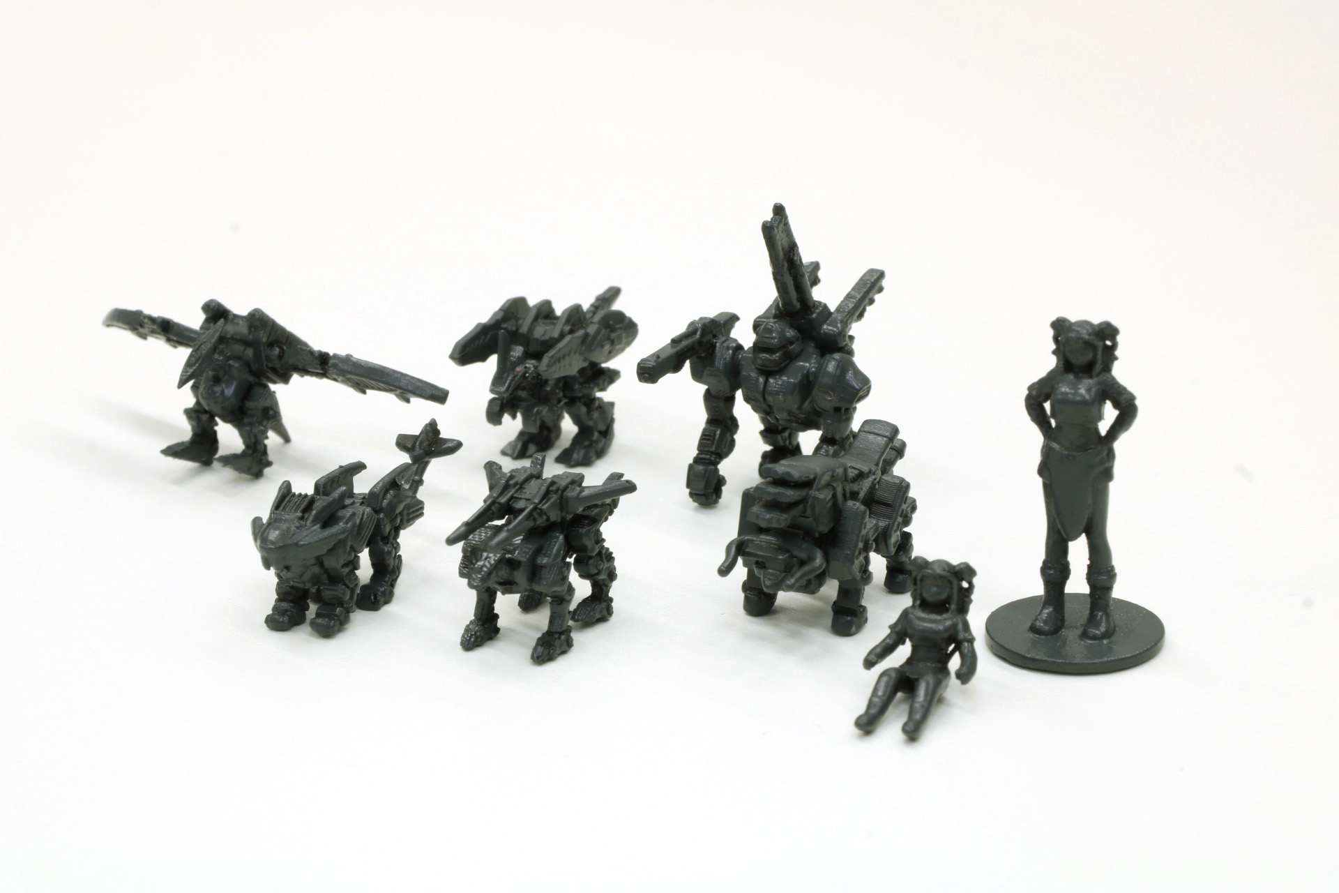 操縦を担当したムンベイのパイロットフィギュアをはじめ、アニメで活躍したゾイドのミニフィギュアが付属。