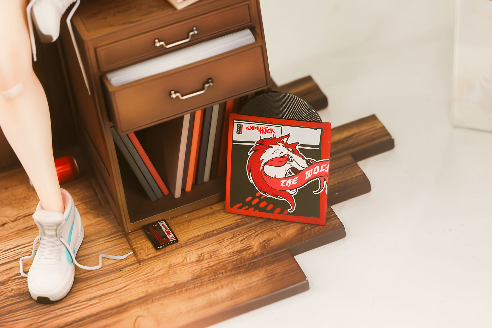 レコードやカセットが足元に散りばめられている