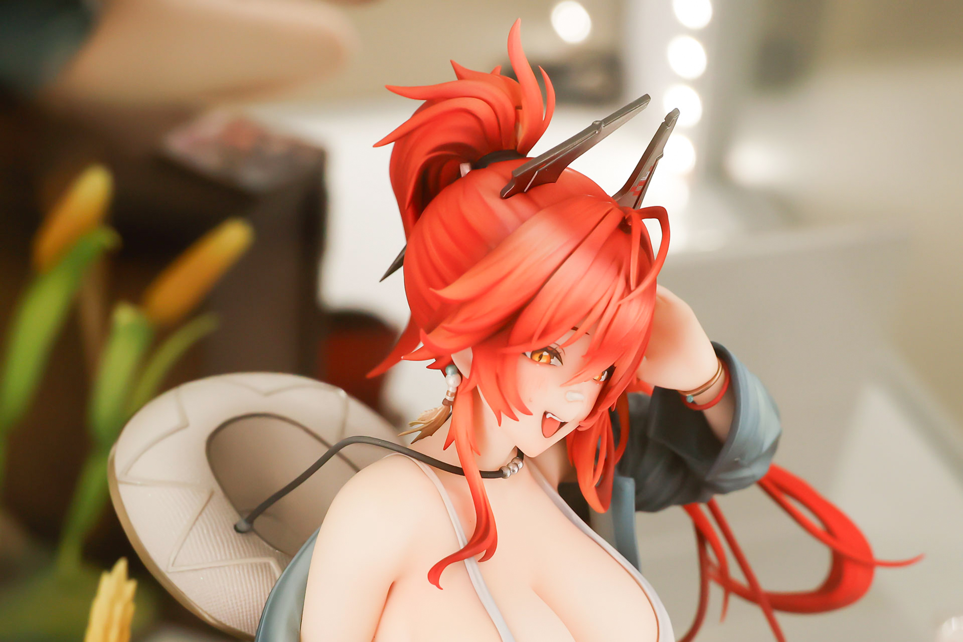 頭に付けたアクセサリーも目立つ