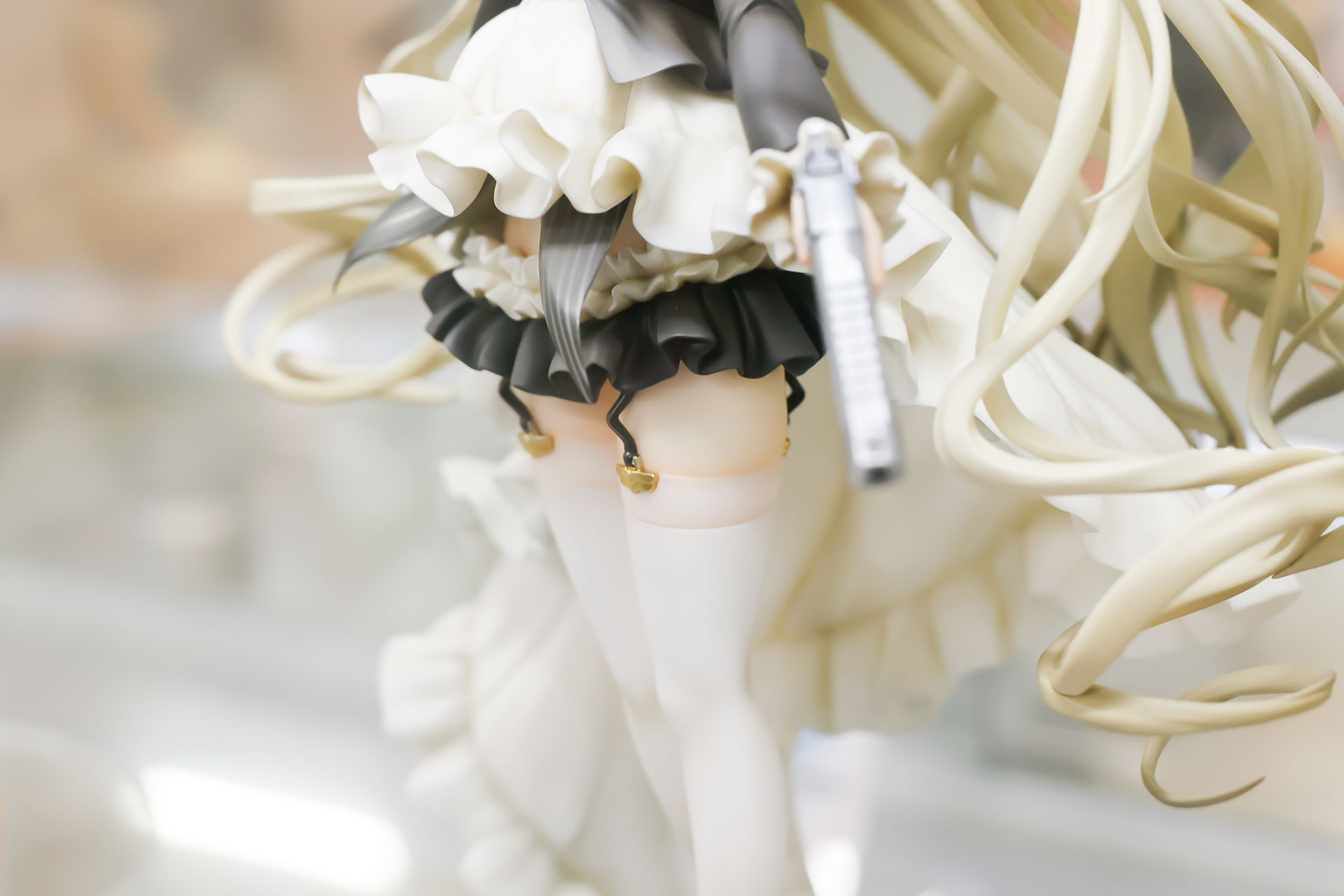 脚は白いタイツを身につけている