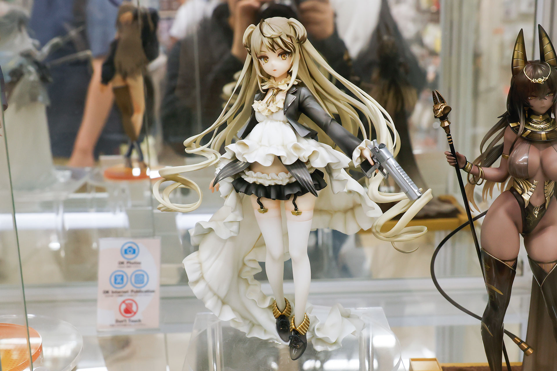 フィギュアの素材はPVCとABSで、全高は約225mmだ