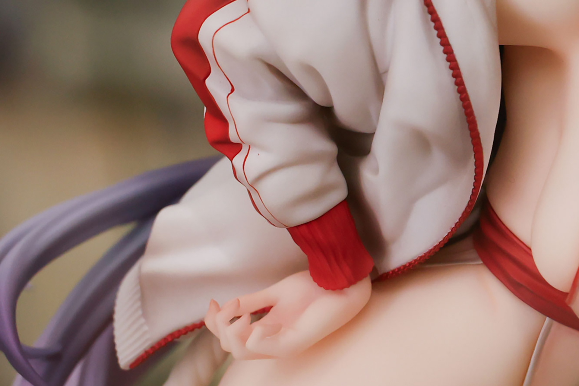 手のポーズも可愛らしい
