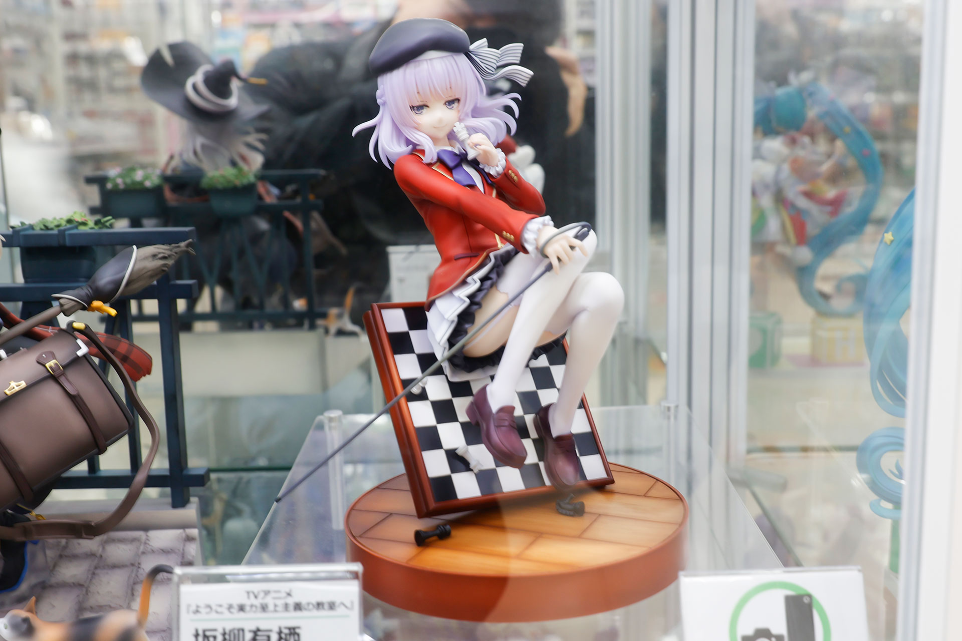 フィギュアの素材はPVCとABS、磁石で、全高は約200mmだ