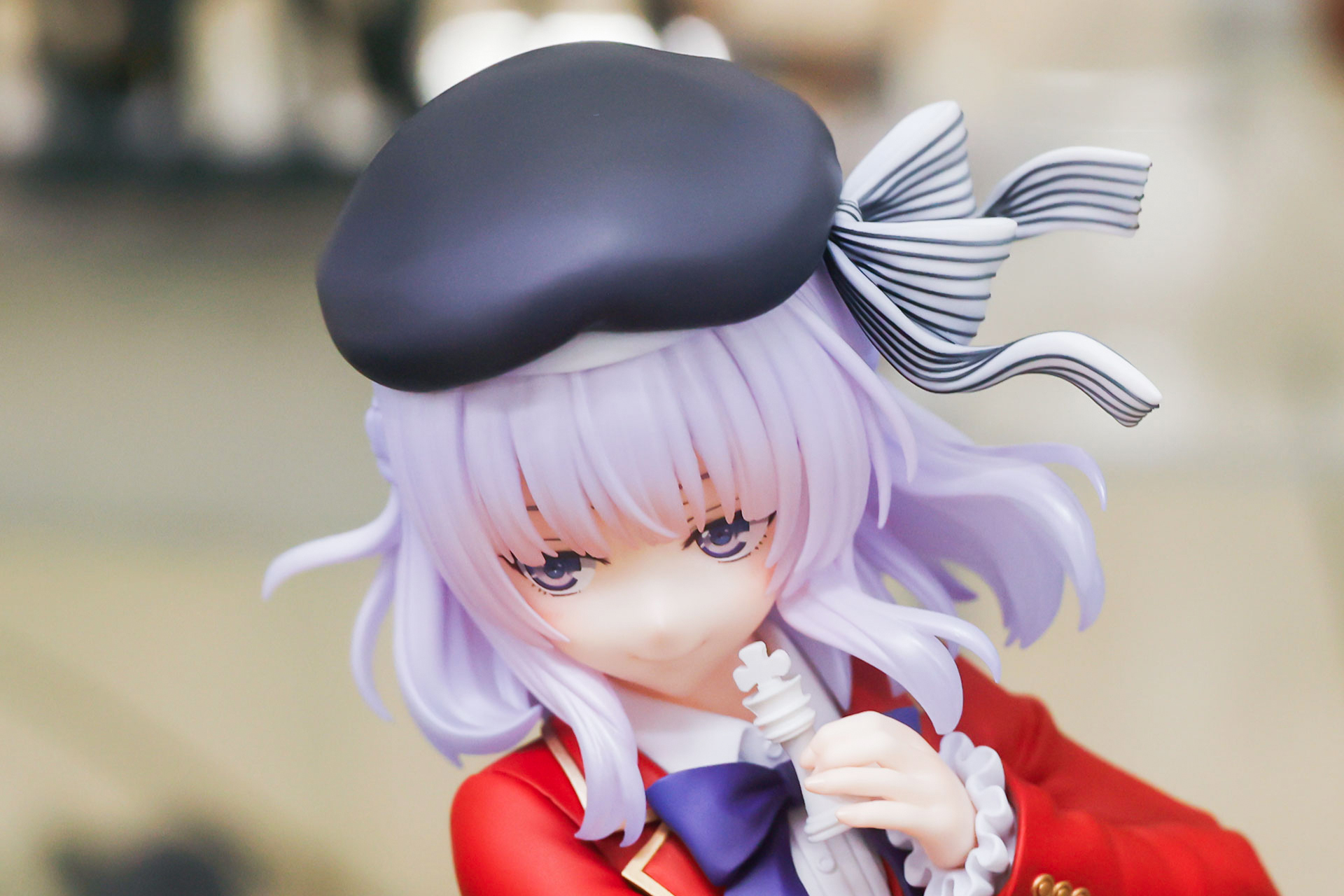 帽子には大きなリボンが付けられている
