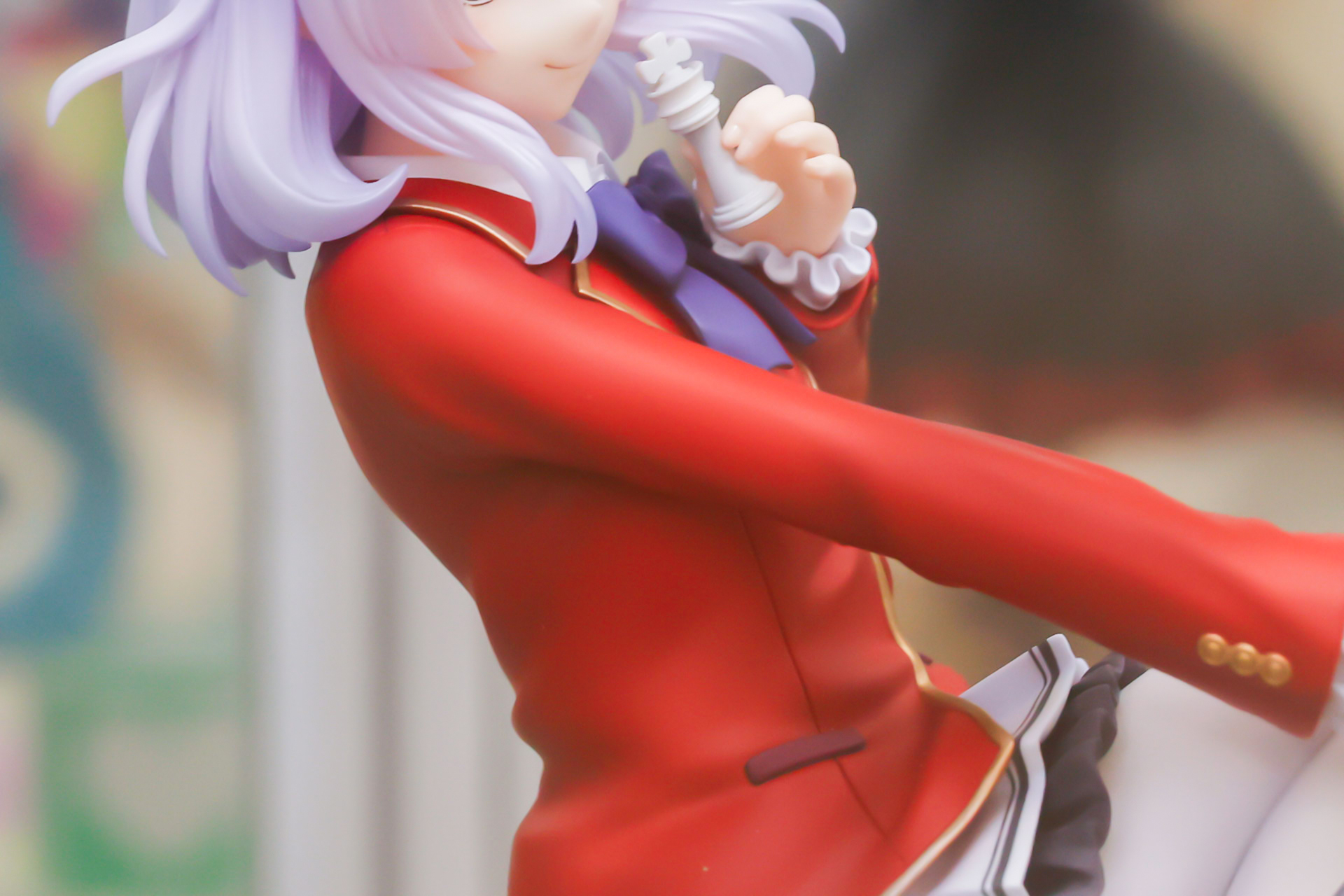 赤い制服はシワも含めて再現されている