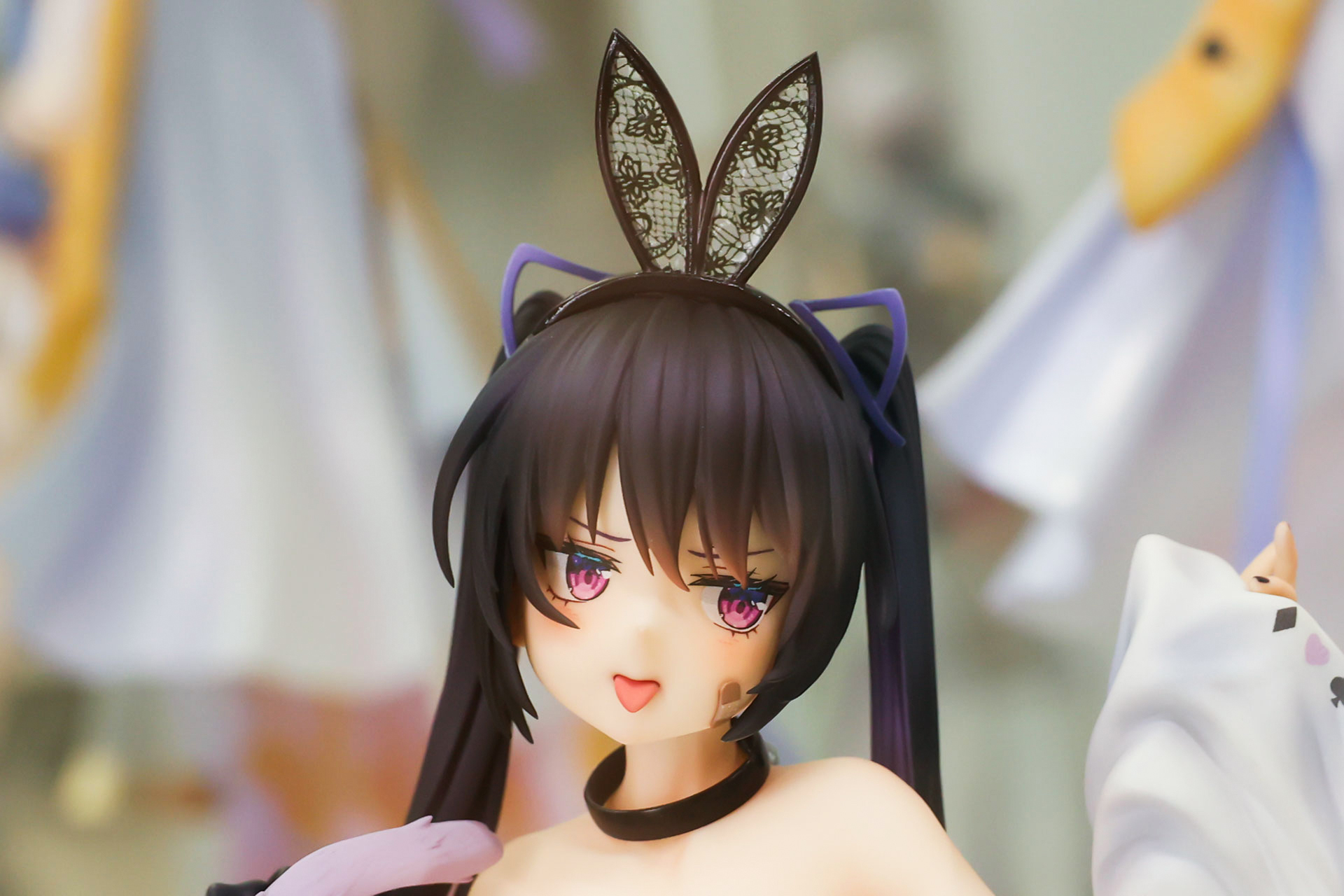 正面から見るとおどけた表情をしている