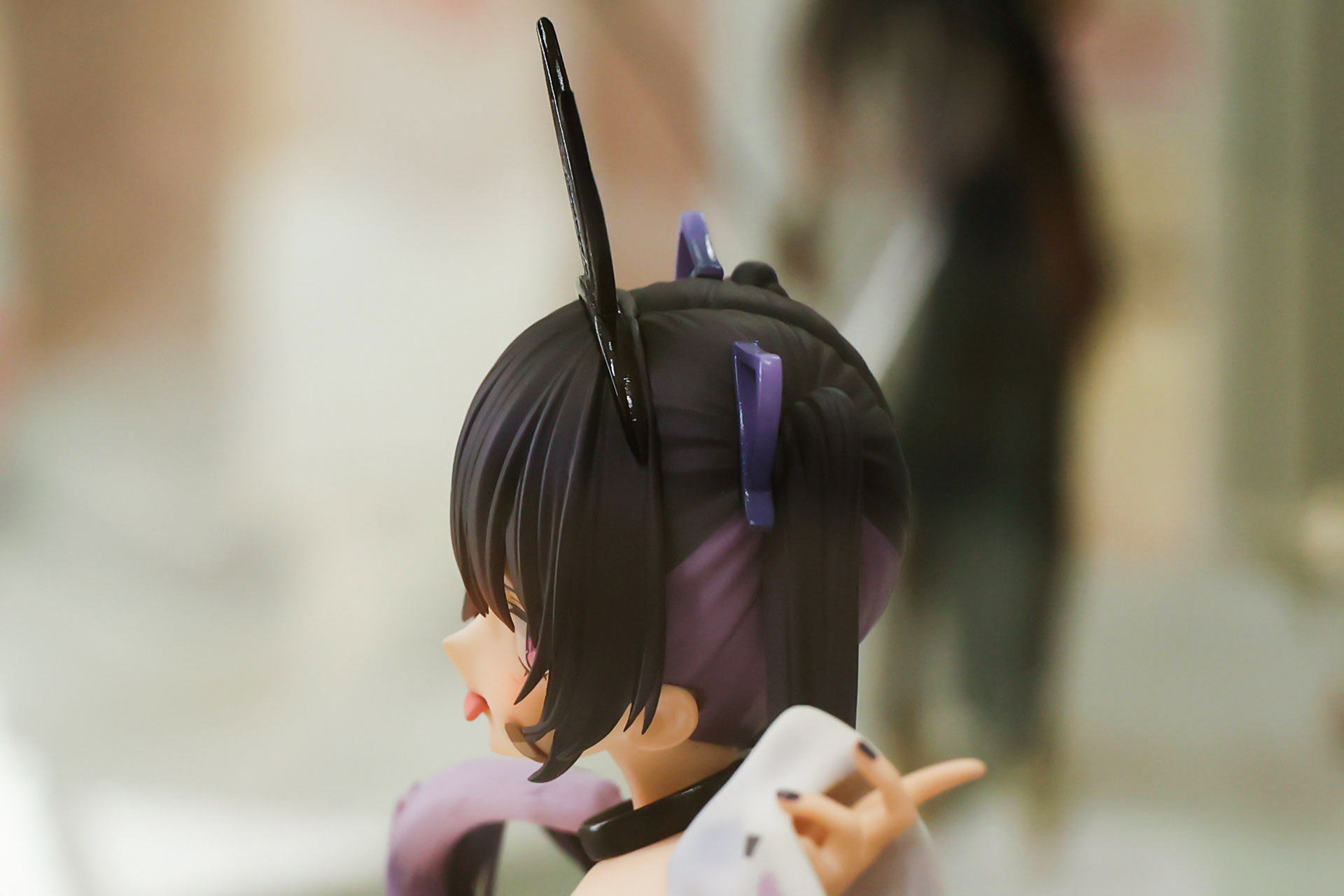 髪の一部は紫色に染められている
