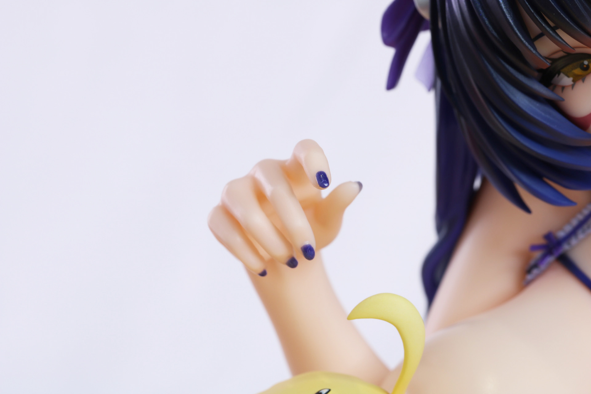ネイルもしっかりと塗装されている