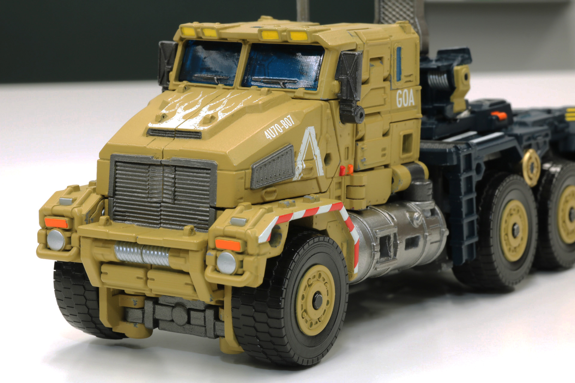 フロントは厳つい軍用トラックらしい重装甲