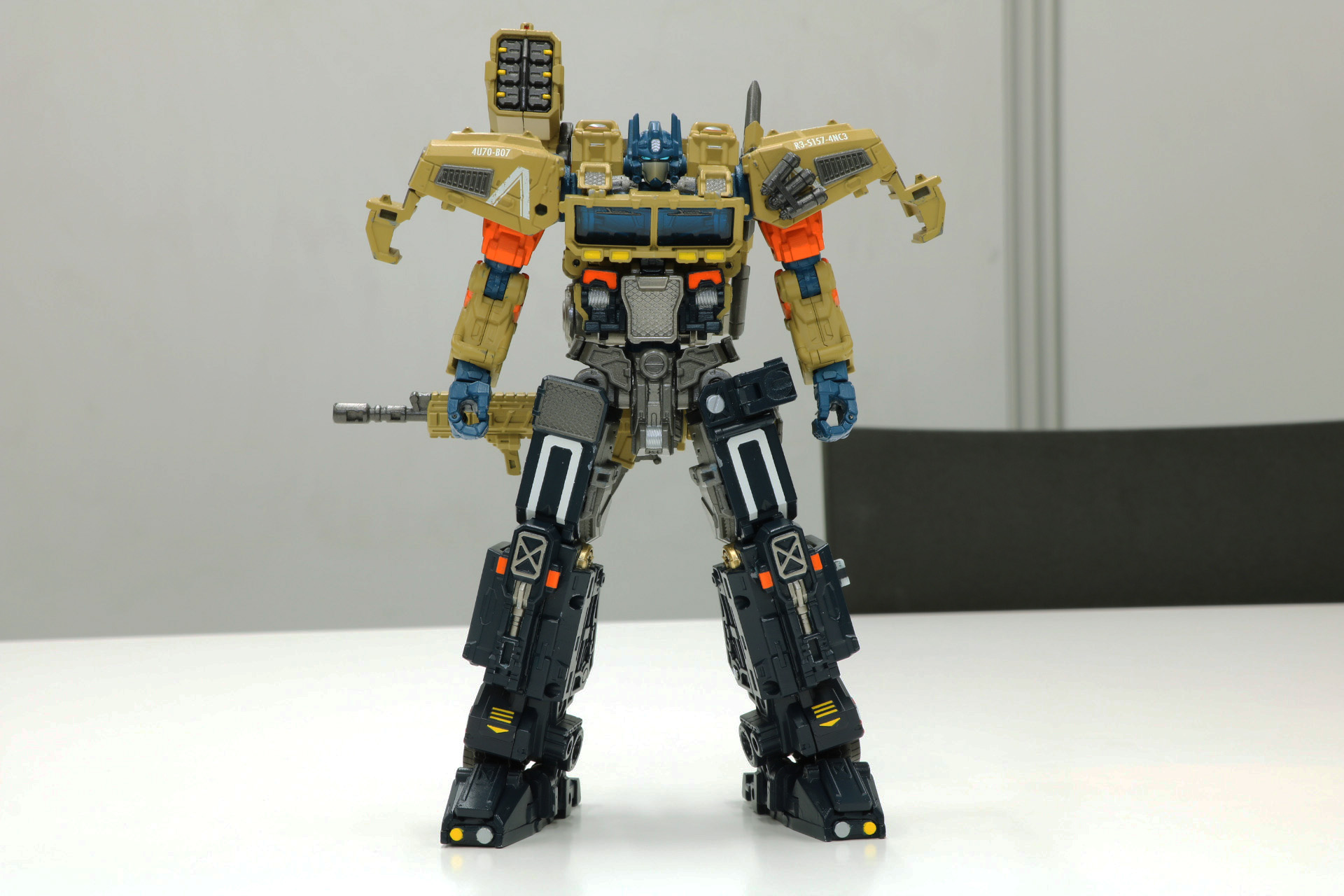 8輪のタイヤはロボットモードでも印象的な意匠にしつつ、スマートな配置に