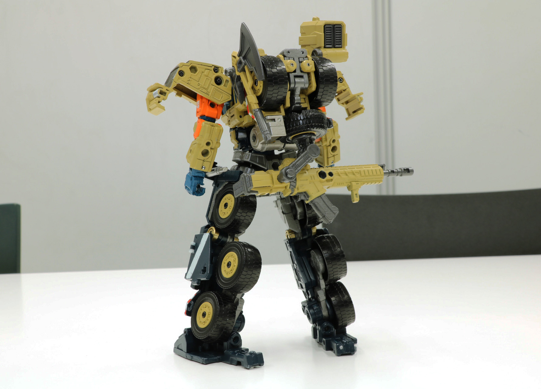 8輪のタイヤはロボットモードでも印象的な意匠にしつつ、スマートな配置に