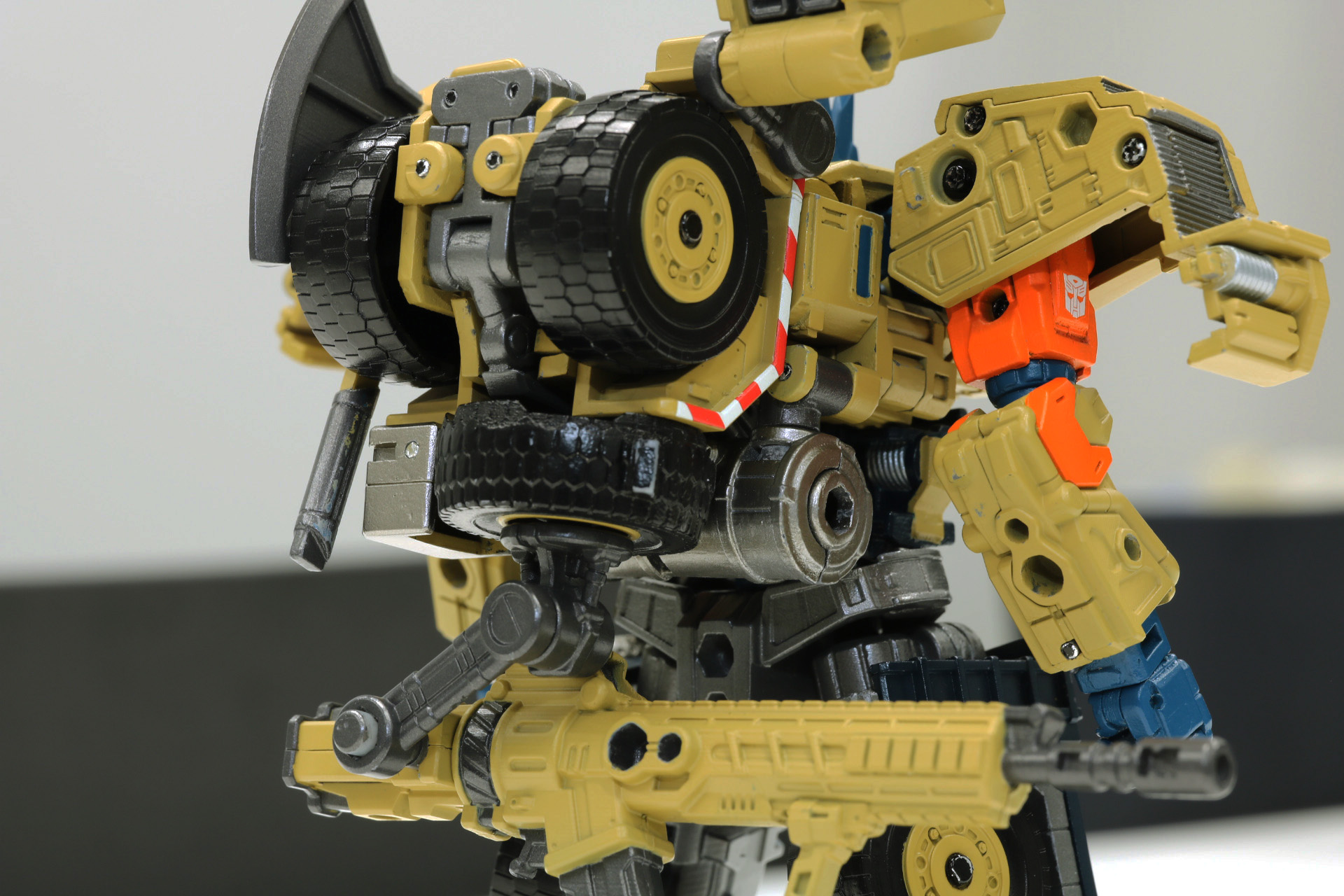ロボットモード時にはスペアタイヤ、燃料タンクが背中に集約される
