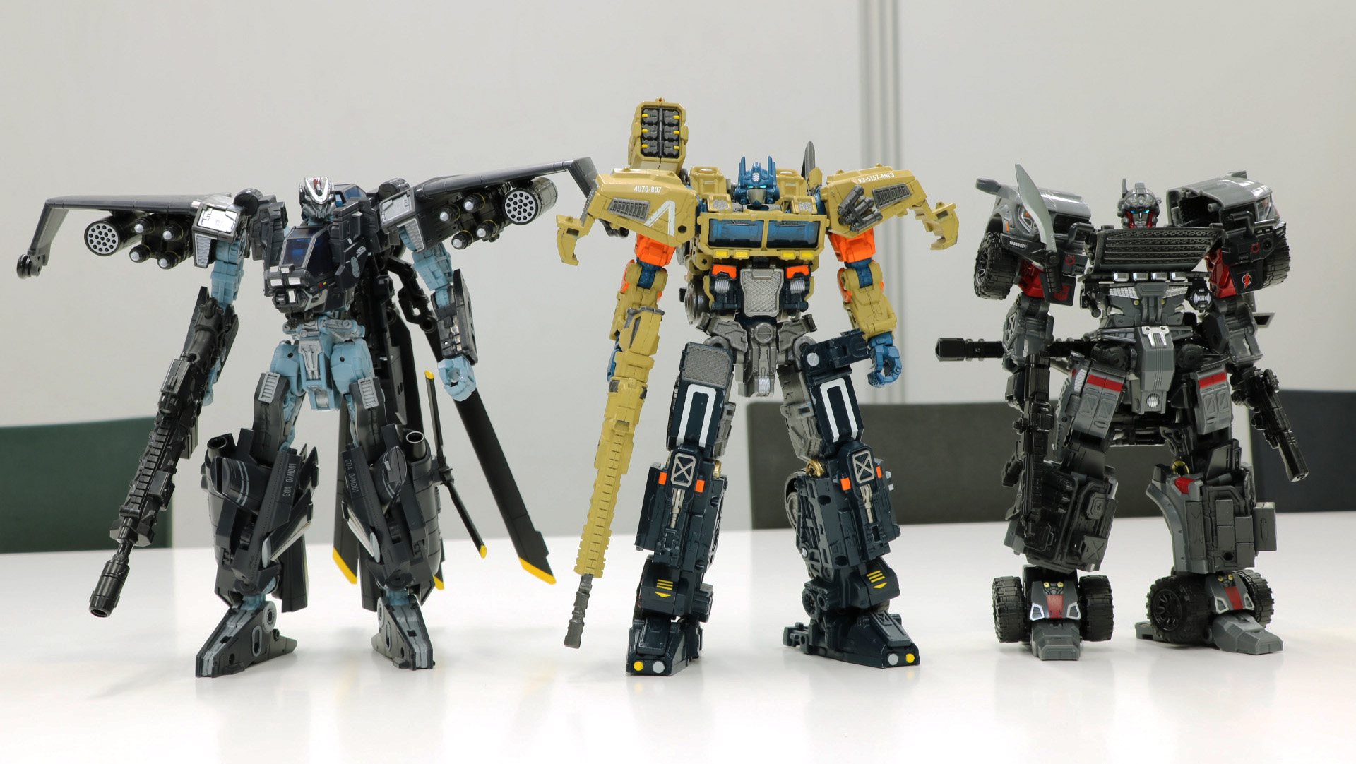 別売りの「OG-01 アイアンハイド」、「OG-02 ブラックアウト」とサイズ比較