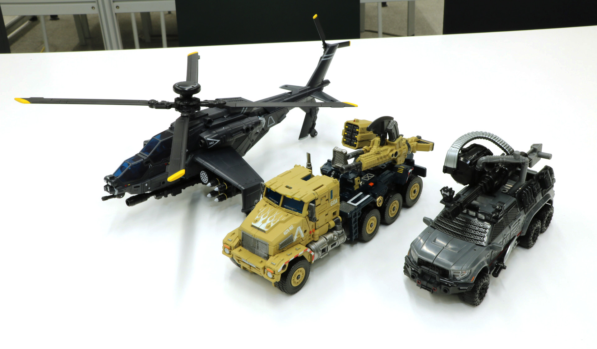 別売りの「OG-01 アイアンハイド」、「OG-02 ブラックアウト」とサイズ比較