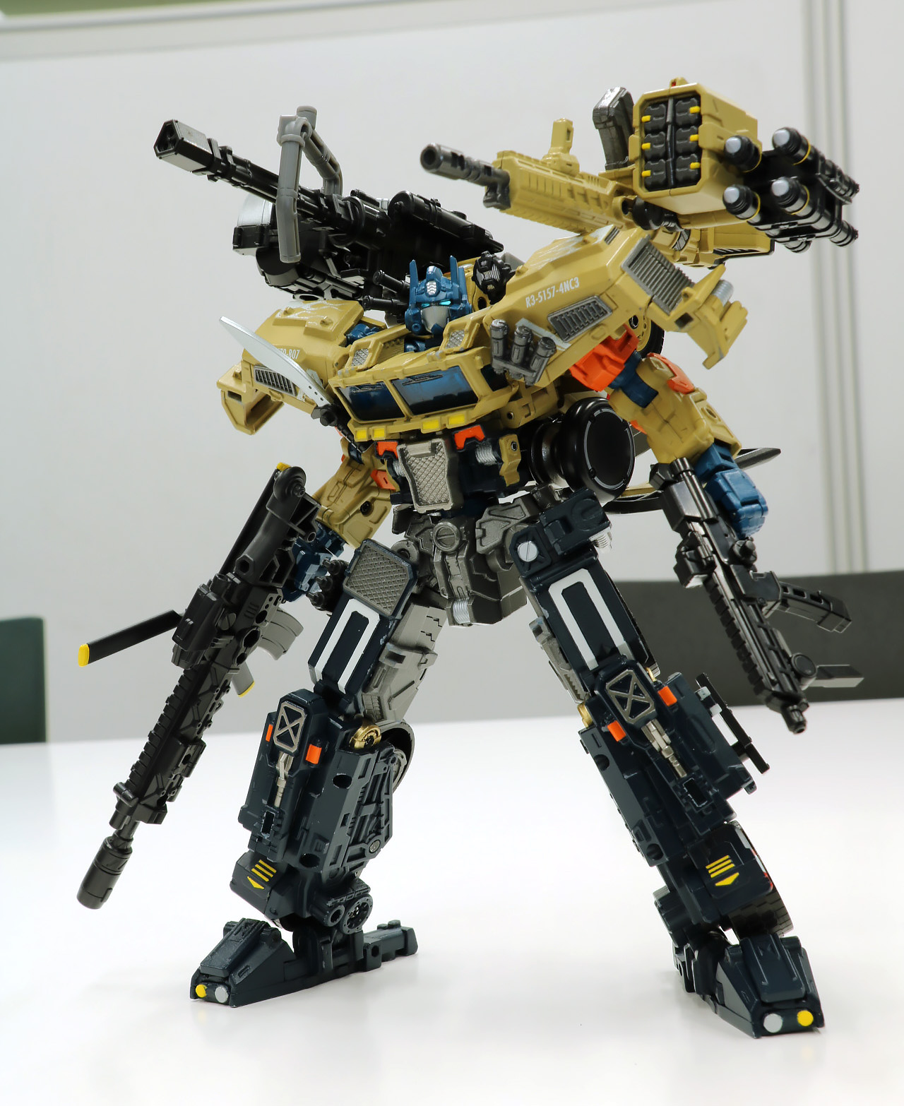 別売りの「OG-01 アイアンハイド」、「OG-02 ブラックアウト」の武器と合わせてカスタマイズも可能<br />※「OG-01 アイアンハイド」、「OG-02 ブラックアウト」の武装の成型色は調整中のものになります
