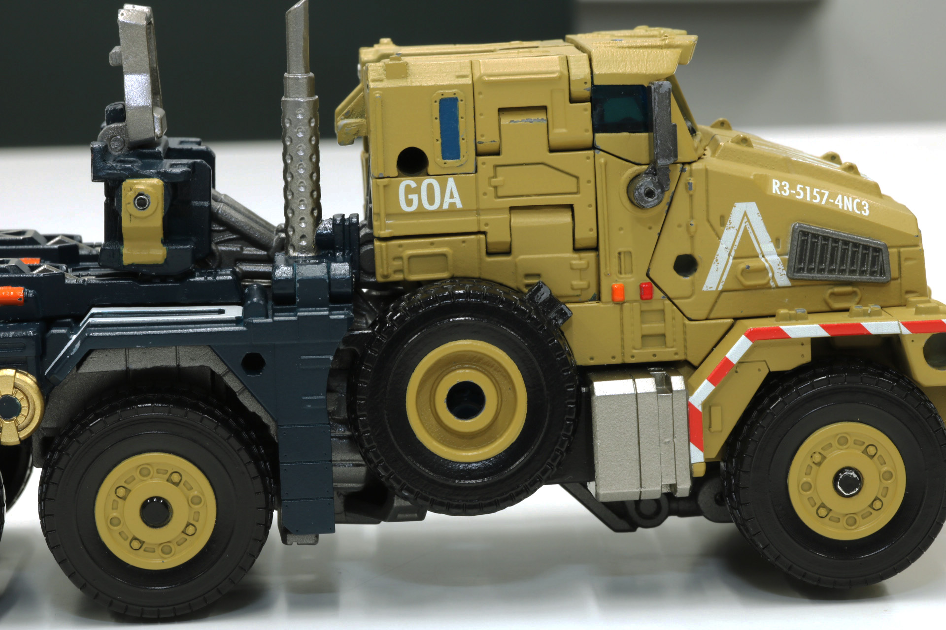 ビークルモードでは潜伏する組織の「GOA」の文字が入っている