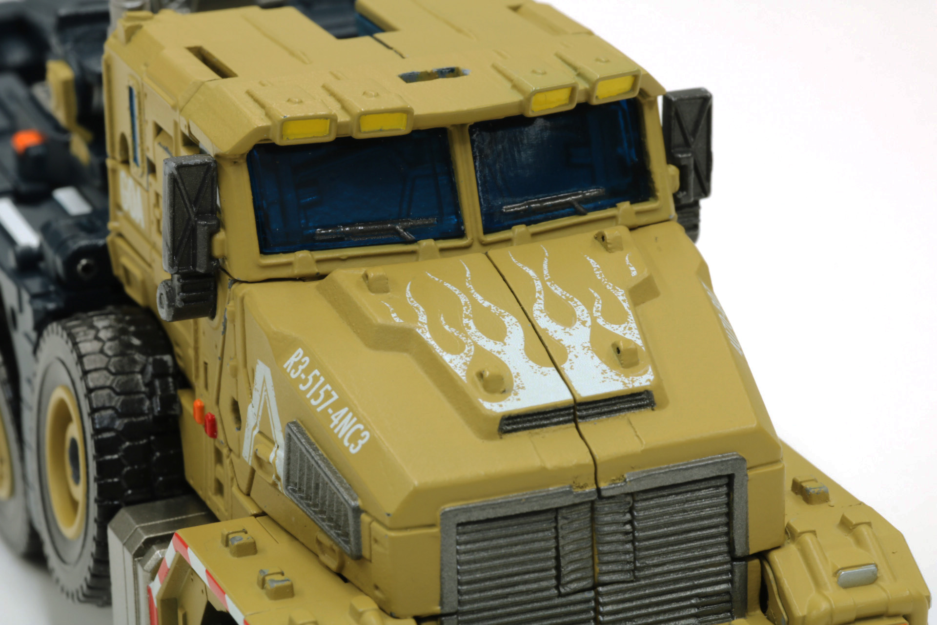 「OVERGEAR」では印象的なデザートカラー
