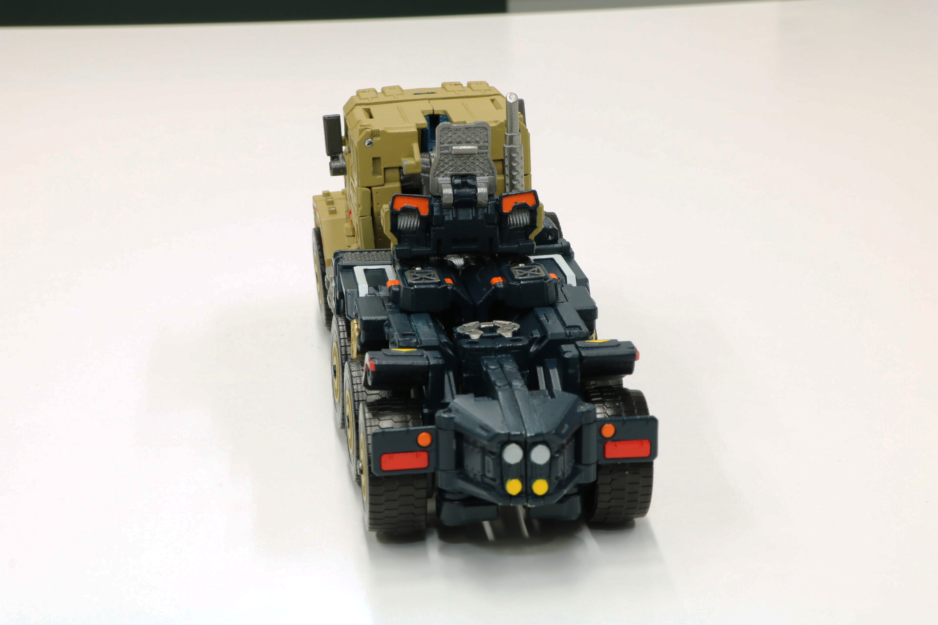 フロントは厳つい軍用トラックらしい重装甲
