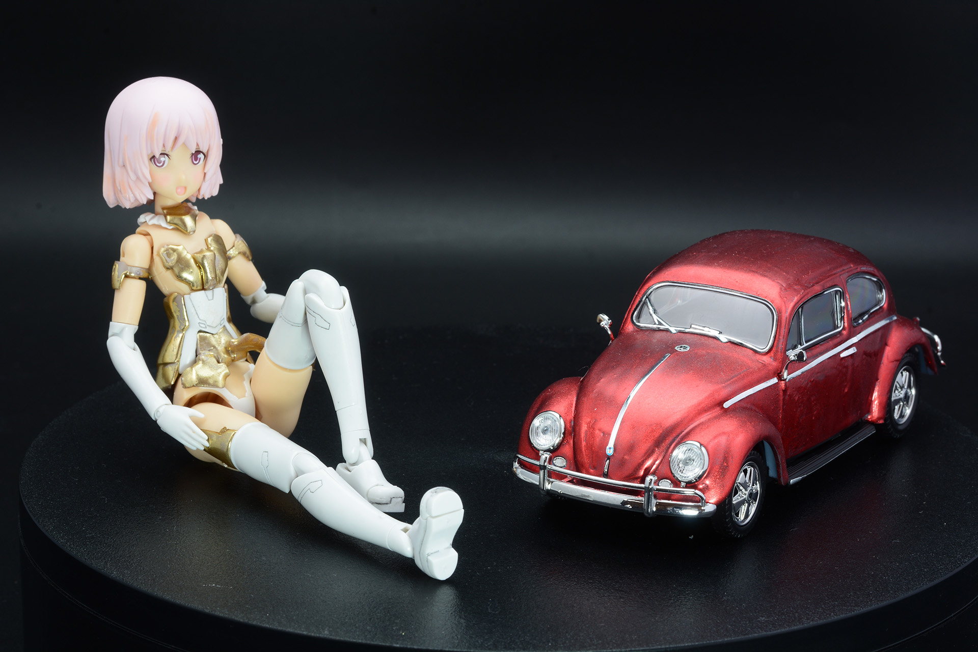 今回、アオシマの「楽プラ フォルクスワーゲン ビートル カスタム(ストラトシルバー)」(左)と、コトブキヤの「フレームアームズ・ガール マテリア White Ver.」に塗装を施してみた