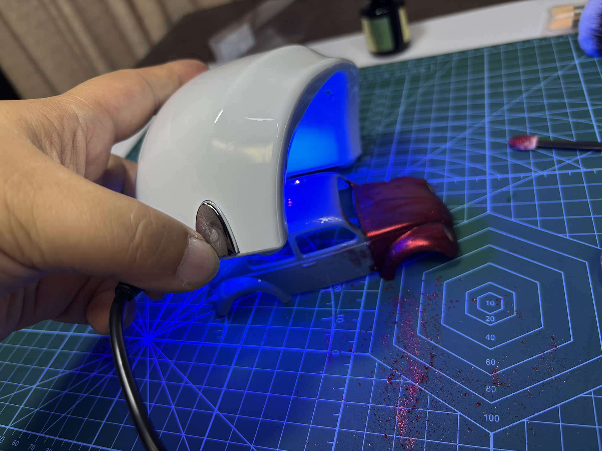 ライトは持ち上げてかぶせて照射した
