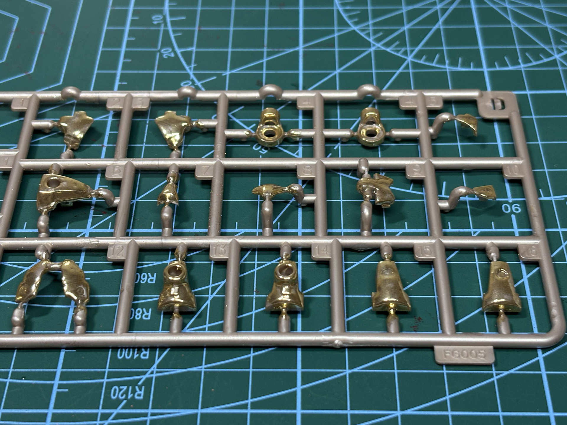 しっかり金の輝きを生むことができた。広い面を塗るのと違い、パーツ単位での塗装の方が塗装しやすい
