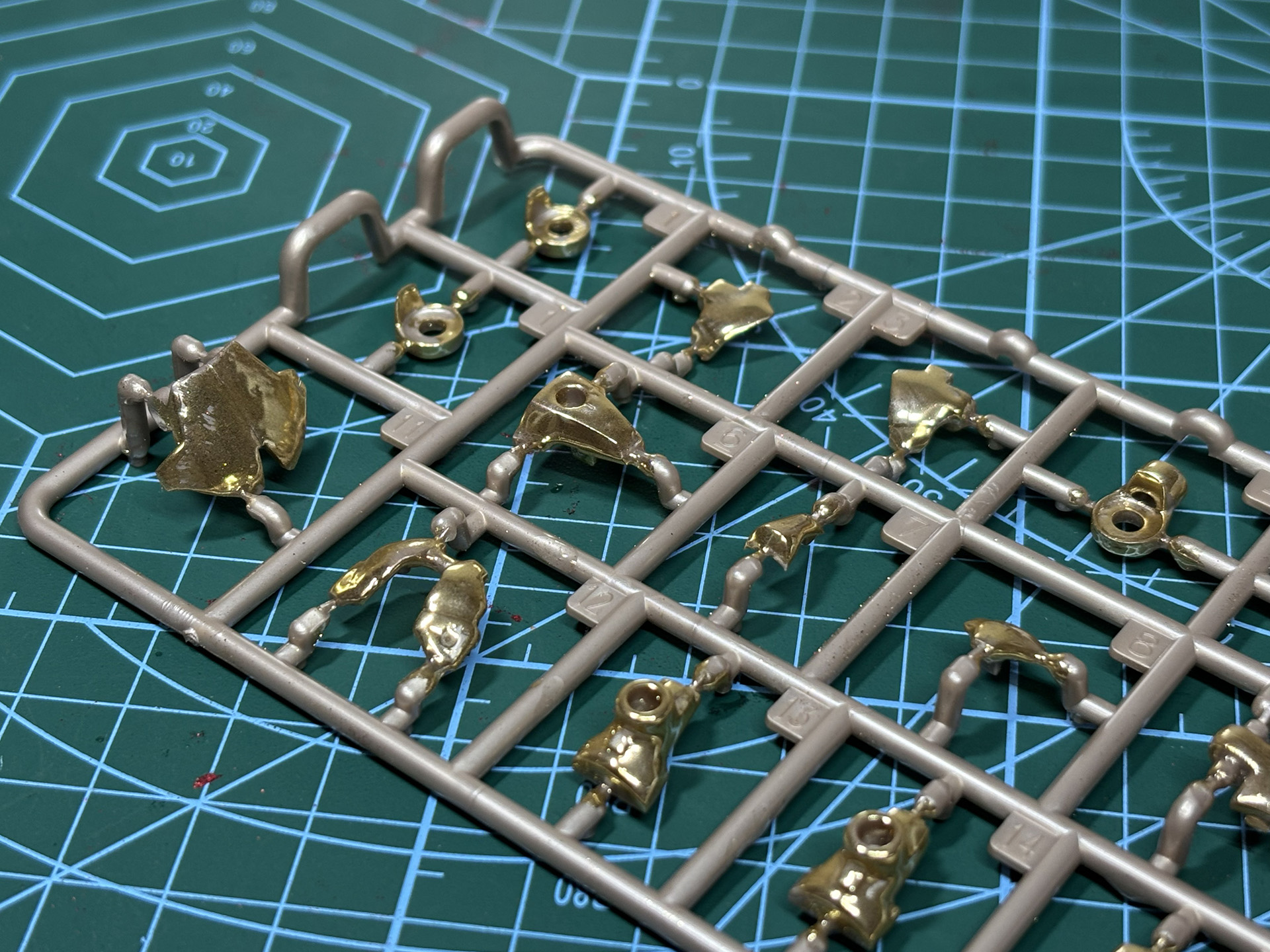 しっかり金の輝きを生むことができた。広い面を塗るのと違い、パーツ単位での塗装の方が塗装しやすい