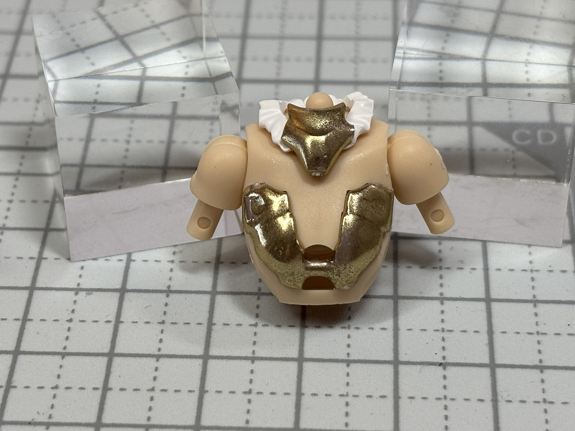 胴体の組み立て。金のアーマー部分はミラーゴールドの塗装がメカニカルな雰囲気を増している