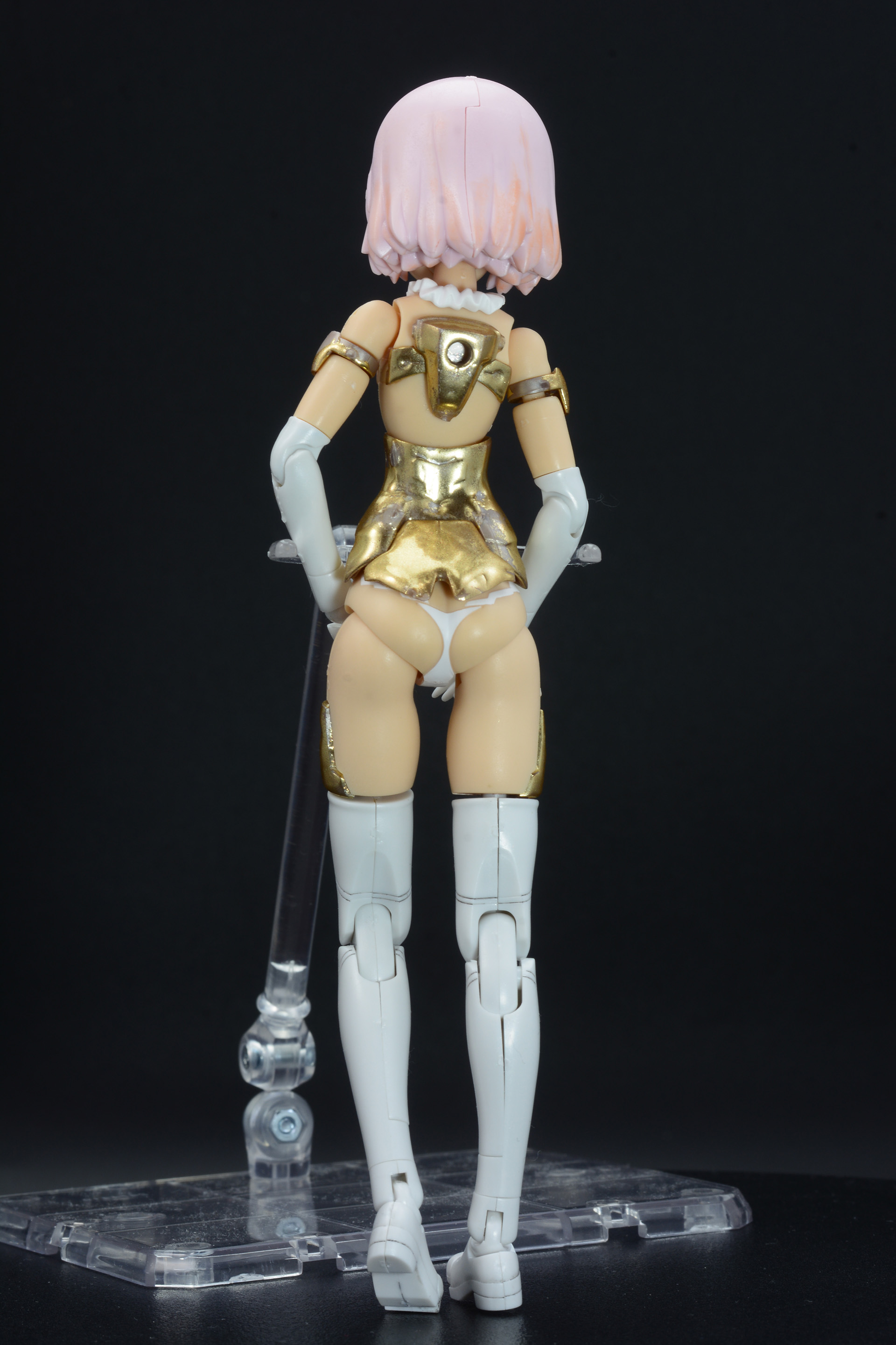 華奢な少女の体型に、金のアーマーがメカニカルな雰囲気を与えている