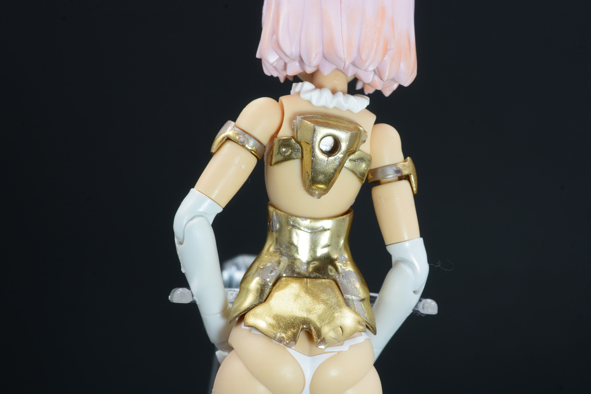 金属パーツのような輝き。一方でオリジナルが持っていたシャープさ、モールドは塗膜で覆われている。パーツが分厚くなると組立時に干渉してしまう
