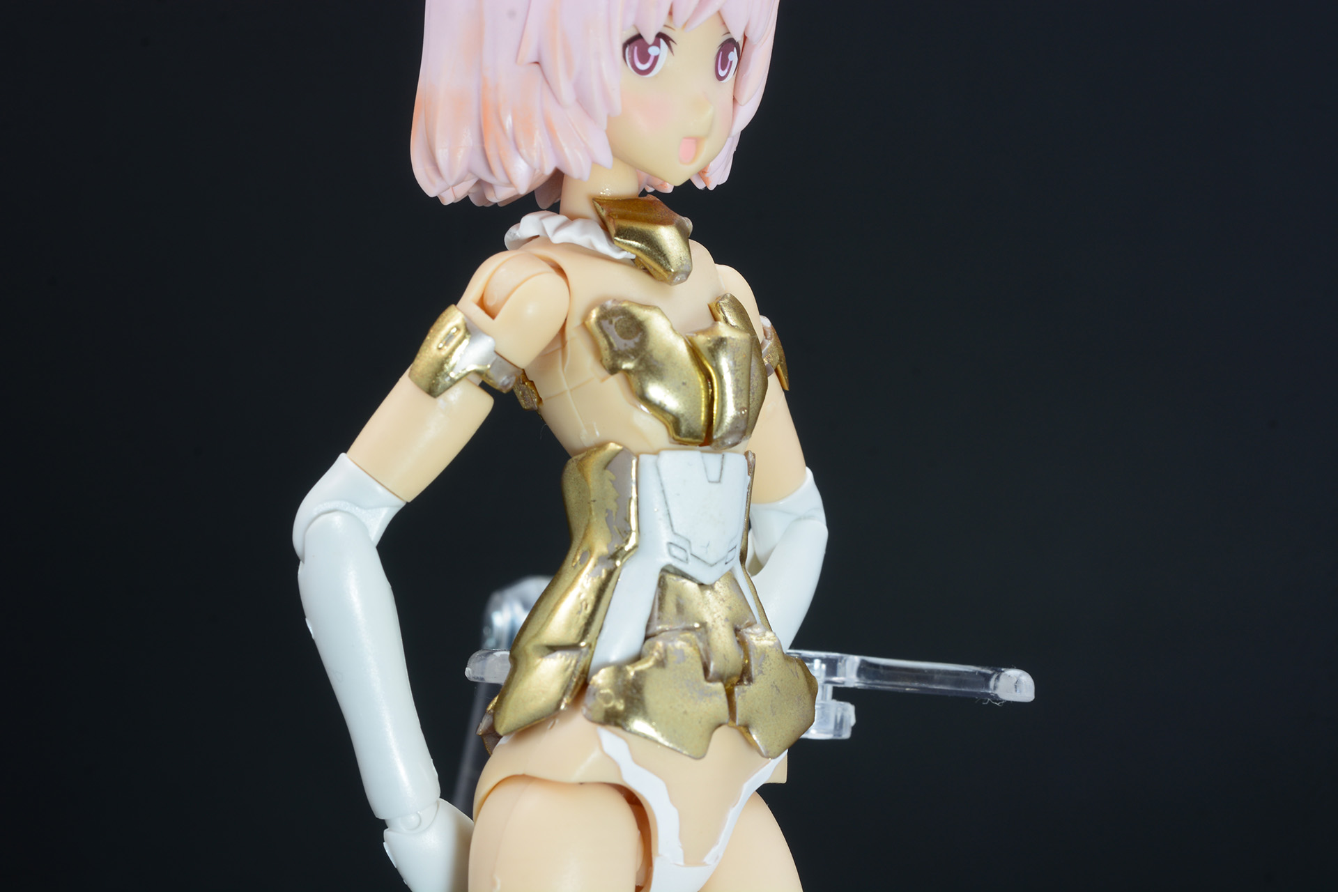 金属パーツのような輝き。一方でオリジナルが持っていたシャープさ、モールドは塗膜で覆われている。パーツが分厚くなると組立時に干渉してしまう
