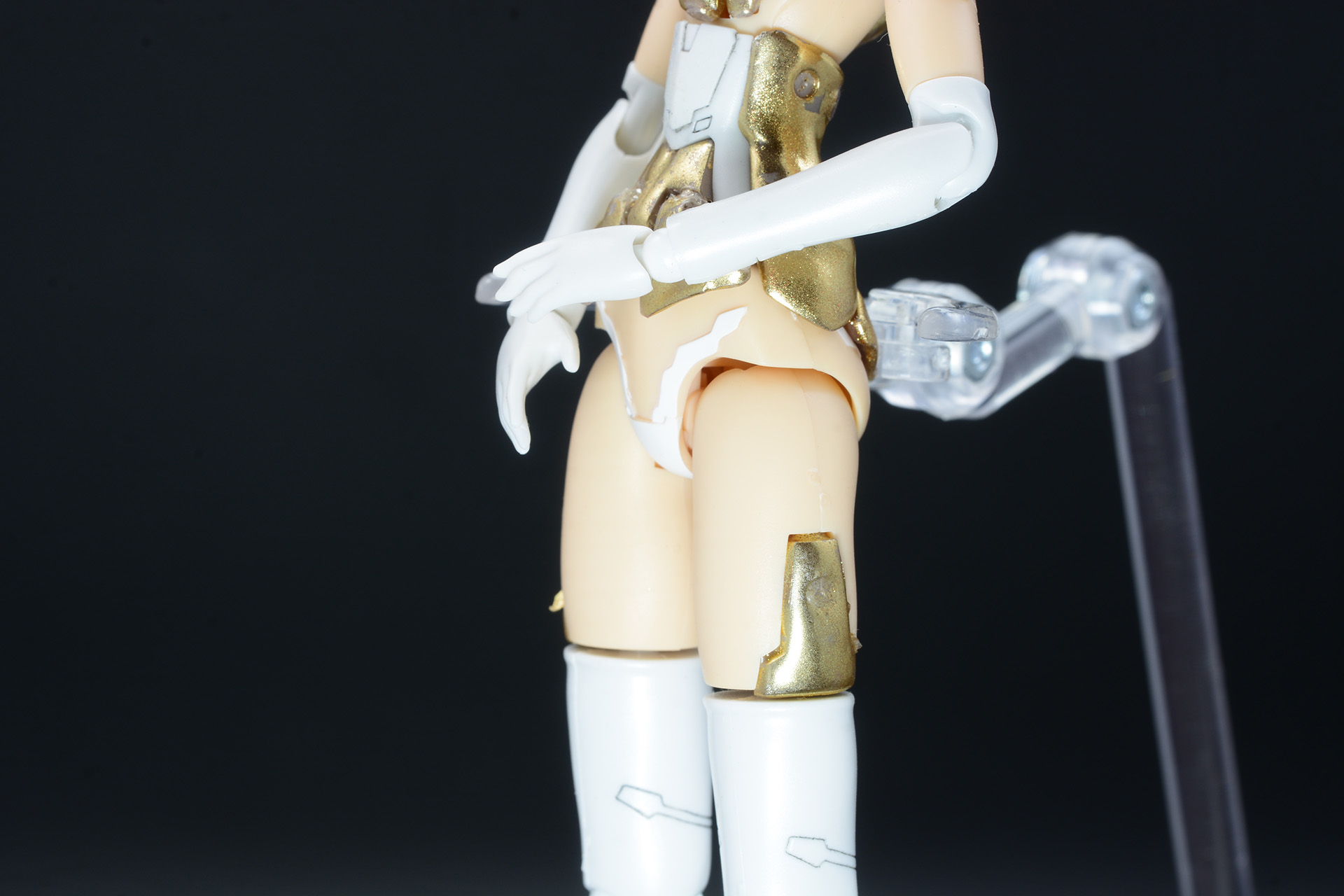 使い方に少しクセを感じるが、それでもこのワンポイントの金属光というのは「美少女メカプラモデル」という題材に非常にマッチしているように感じる