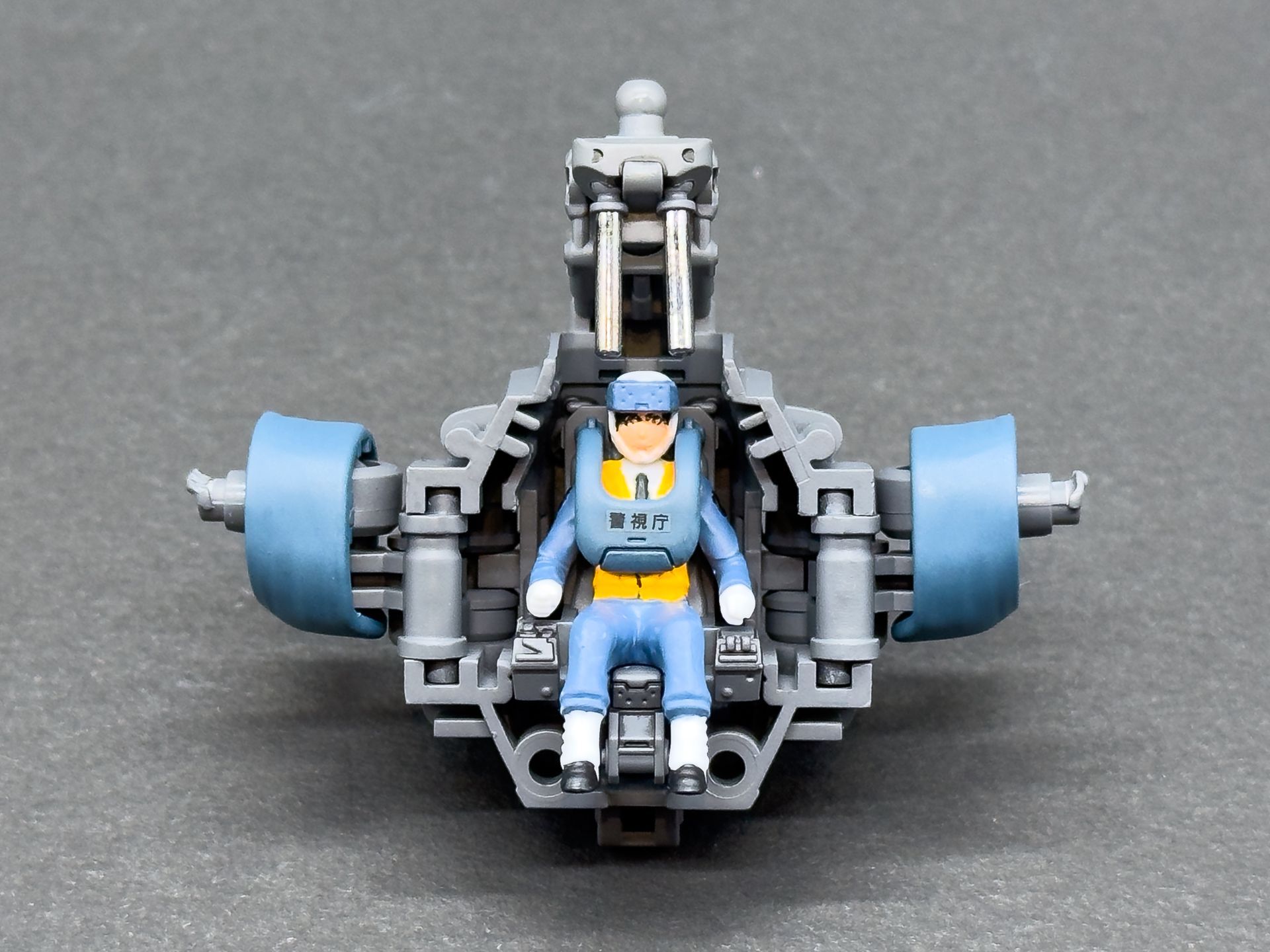 本作例ではパイロットフィギュアも塗り分けました。