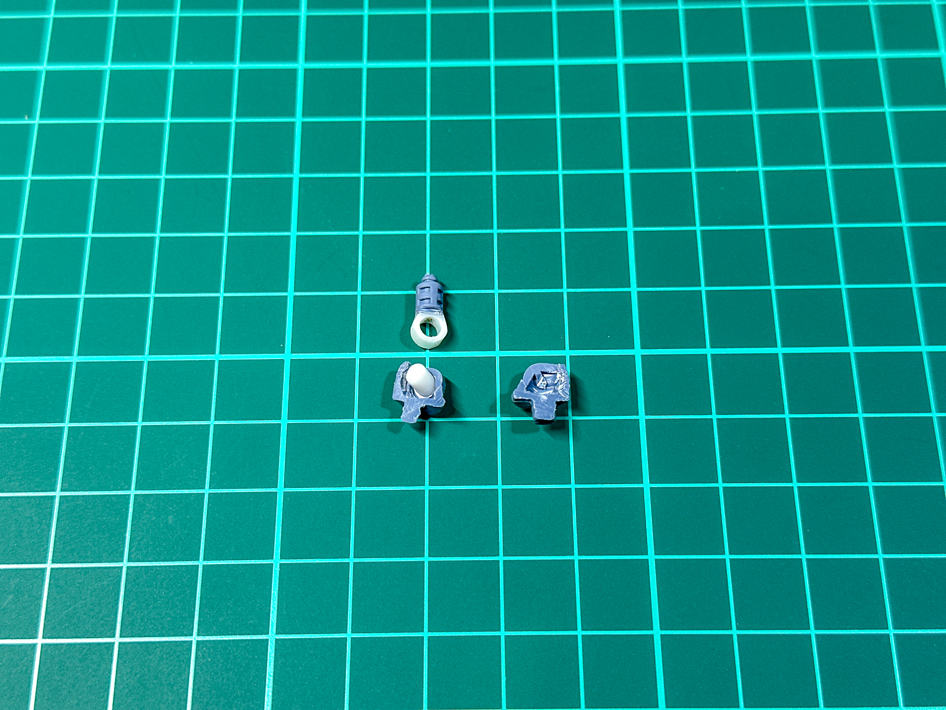 再制作した肘関節の内部。3mmと5mmのプラ棒で可動軸を自作しています。