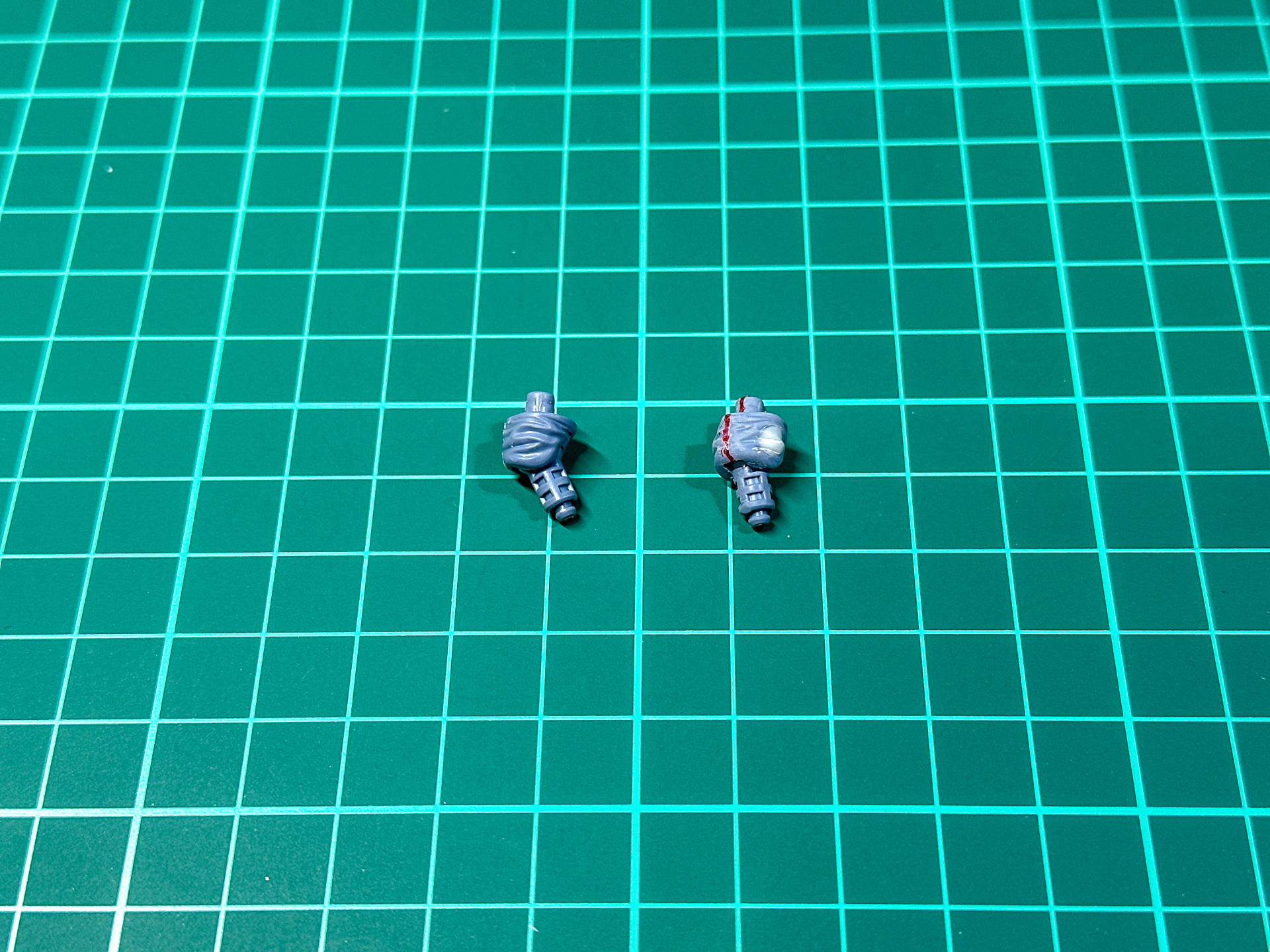 肘関節の外装はやすりでモールドを彫刻しています。