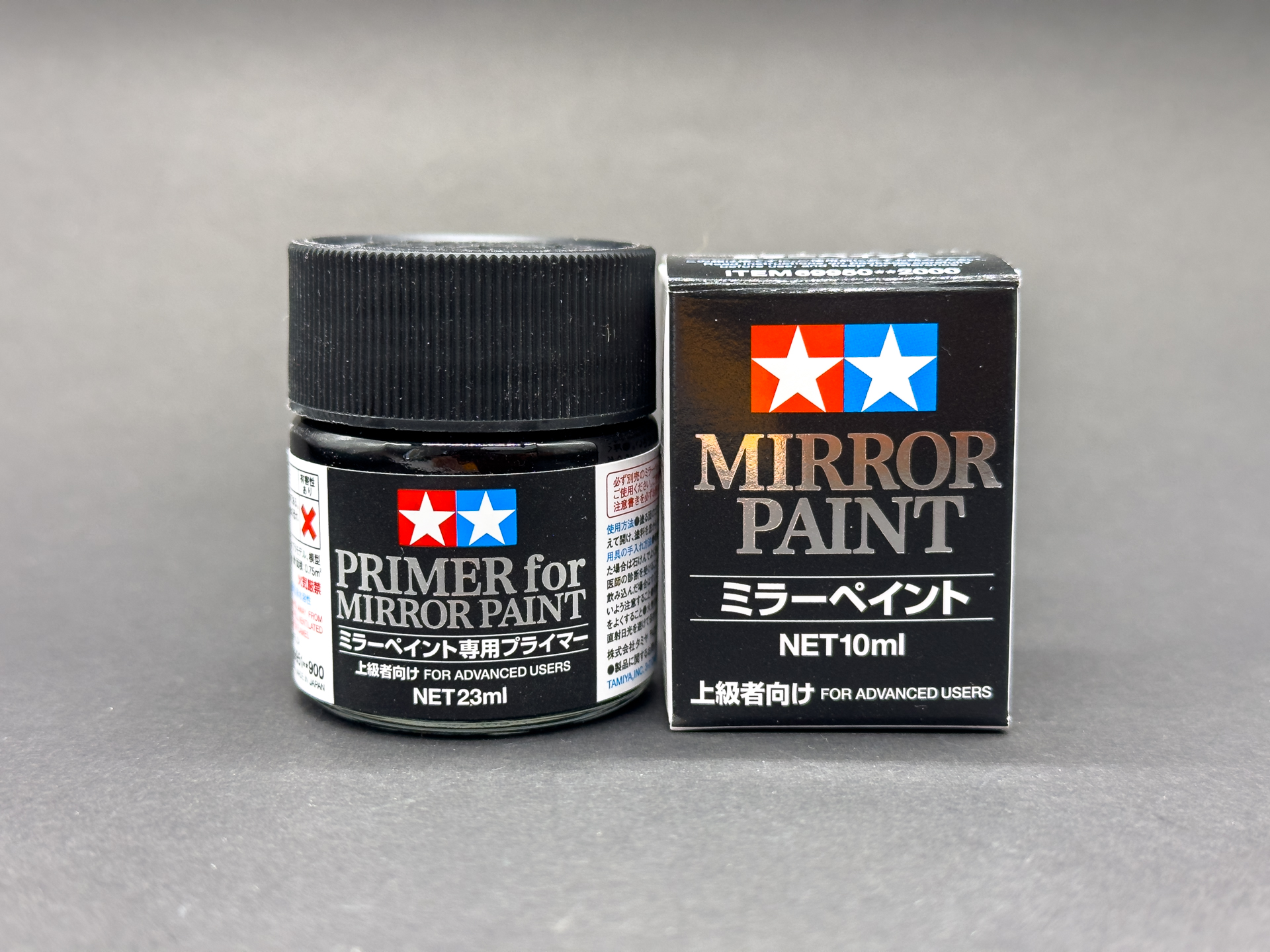 今回、メッキ調塗装に使用した「ミラーペイント専用プライマー」と「ミラーペイント」。2本セットで使用します。