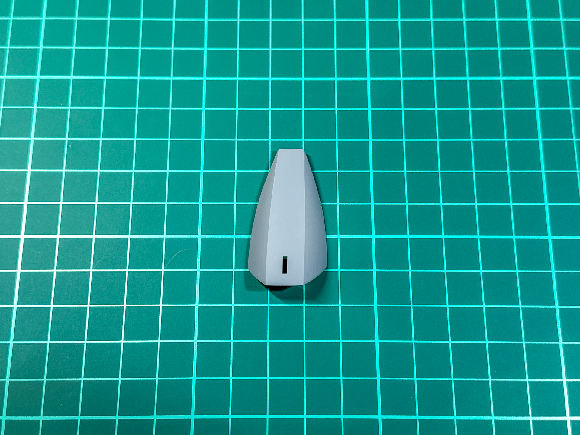 「Tipo G. プライマーサーフェイサー [ グレータイプ ]」は塗布するだけである程度のやすり傷をカバーできます。