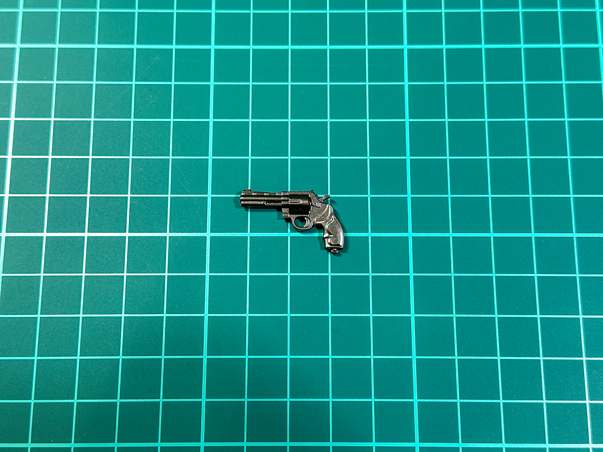 「020 ガンメタル」を使用し、拳銃としての重厚感を再現しました。